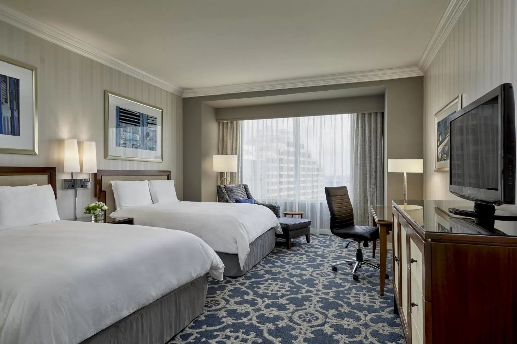 Photo of the whole room, Bed in Loews New Orleans Hotel