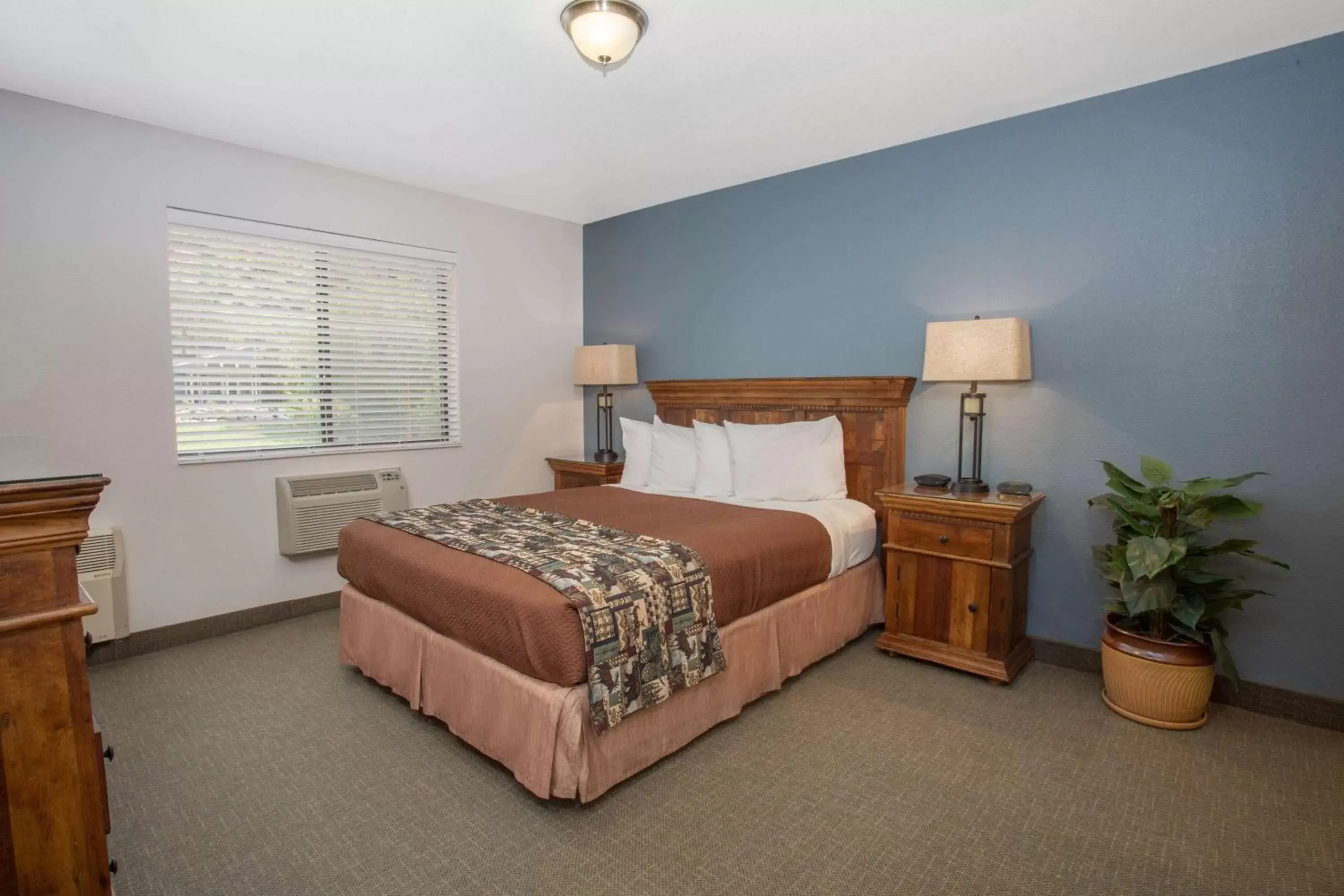 Photo of the whole room, Bed in Travelodge by Wyndham Gardiner Yellowstone Park North Entr