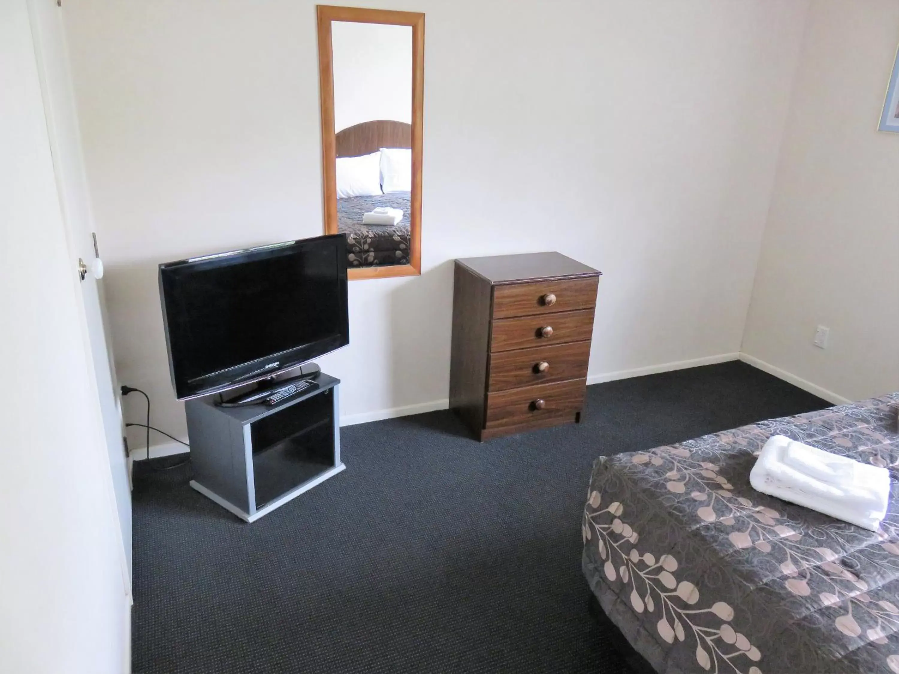 Bedroom, TV/Entertainment Center in Admirals Motor Lodge