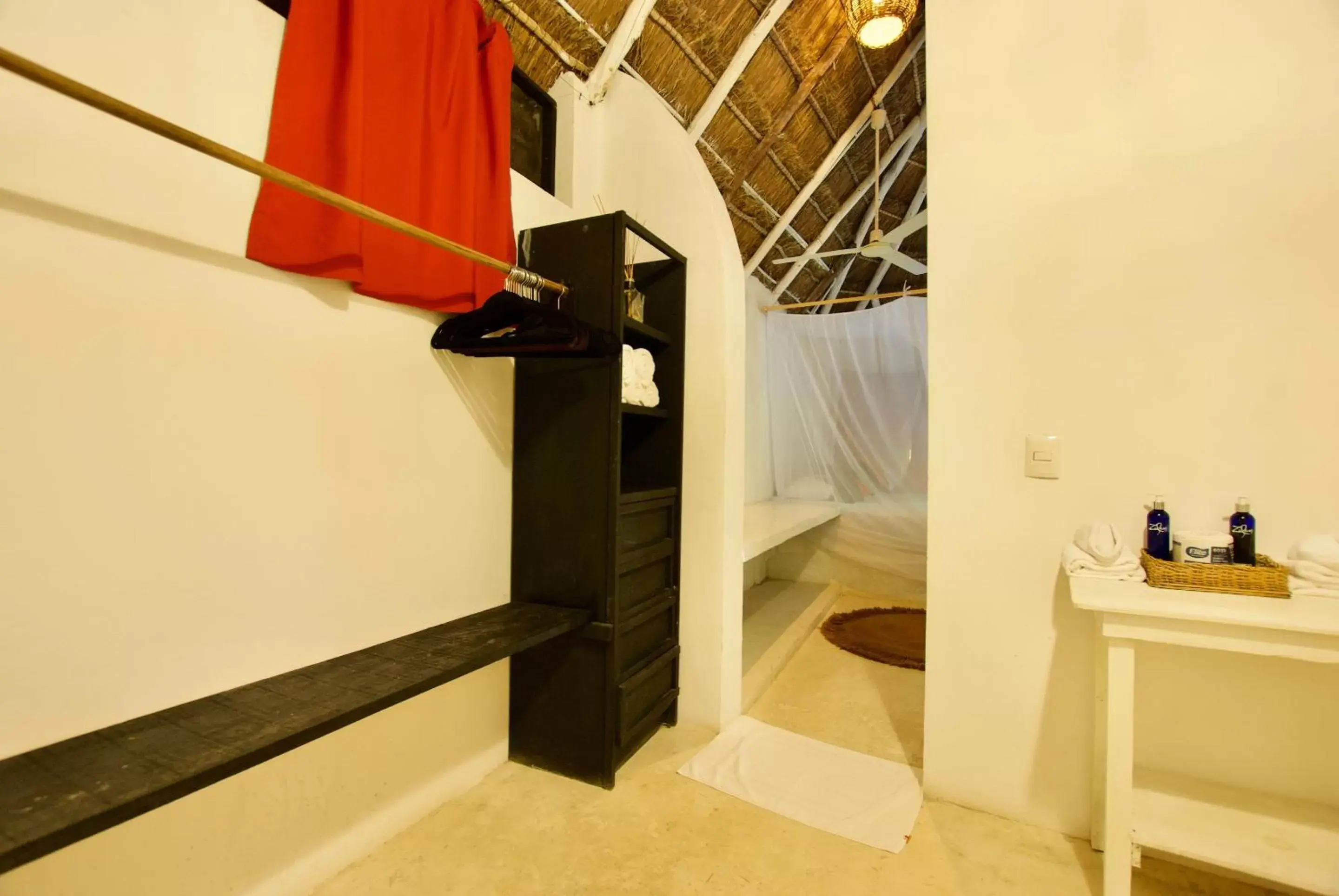 Bathroom, TV/Entertainment Center in Hotel Zulum