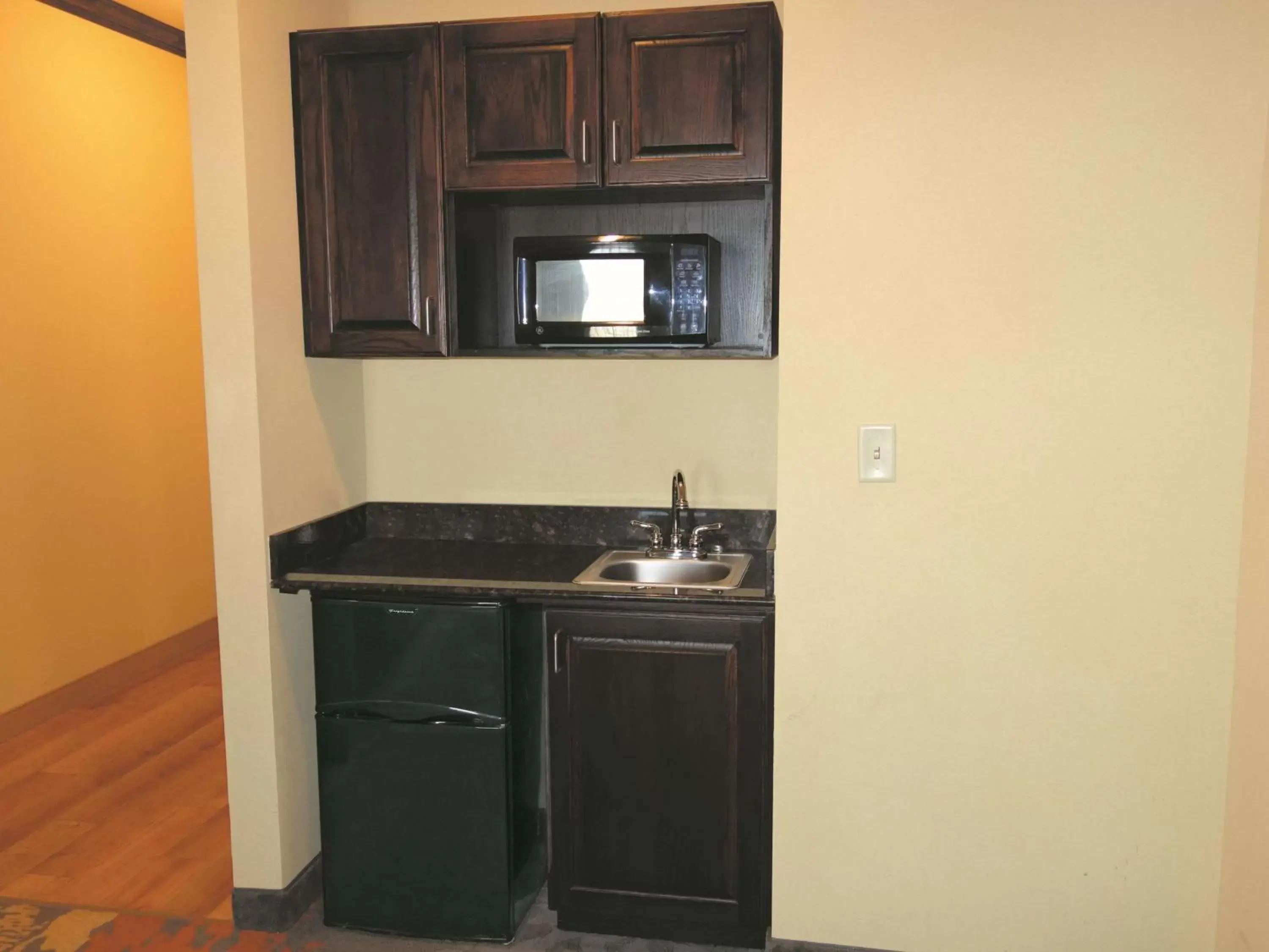 Photo of the whole room, Kitchen/Kitchenette in La Quinta Inn & Suites by Wyndham Eastland