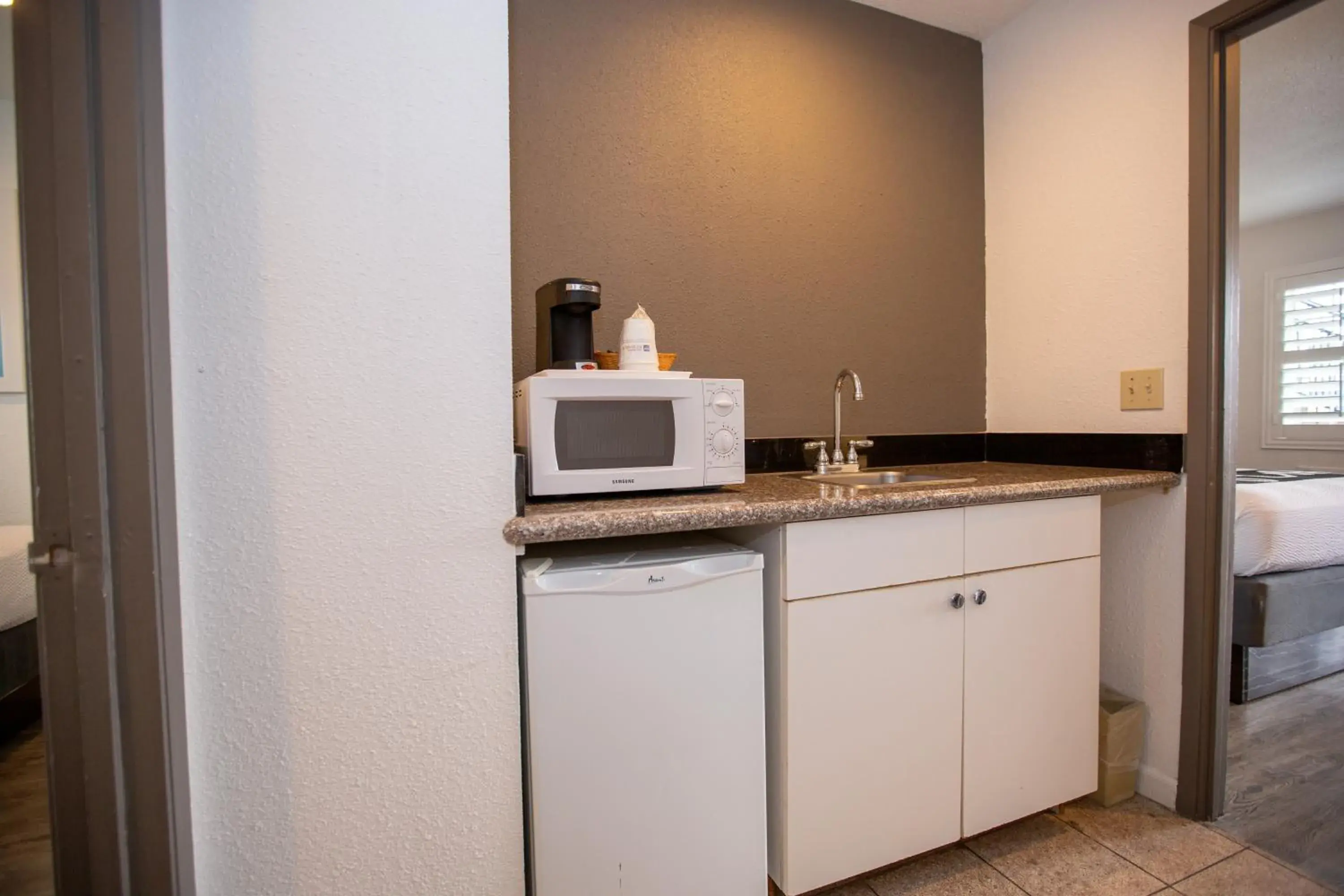 Area and facilities, Kitchen/Kitchenette in SureStay Hotel by Best Western Seaside Monterey