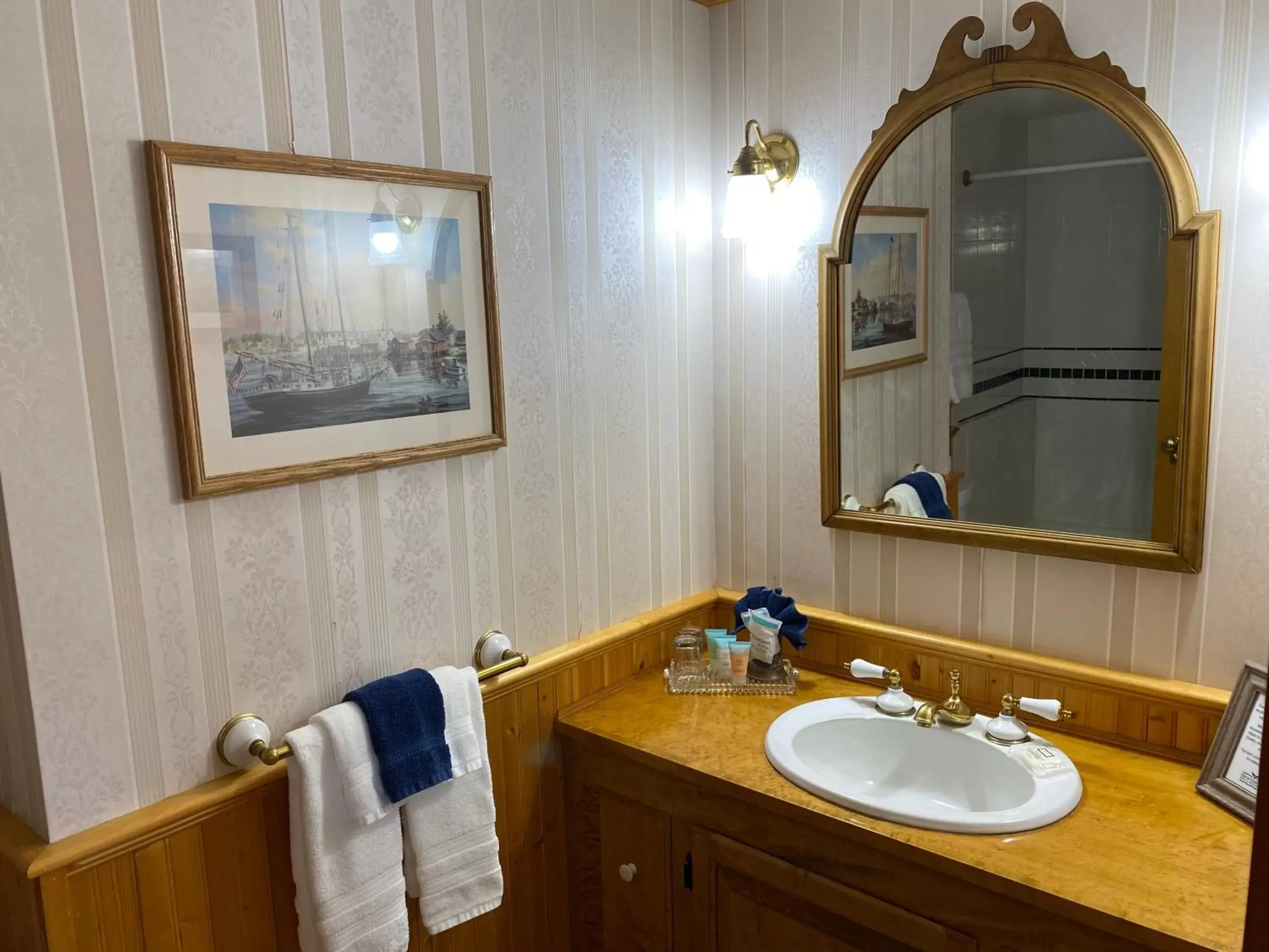 Bathroom in Spouter Inn Bed & Breakfast