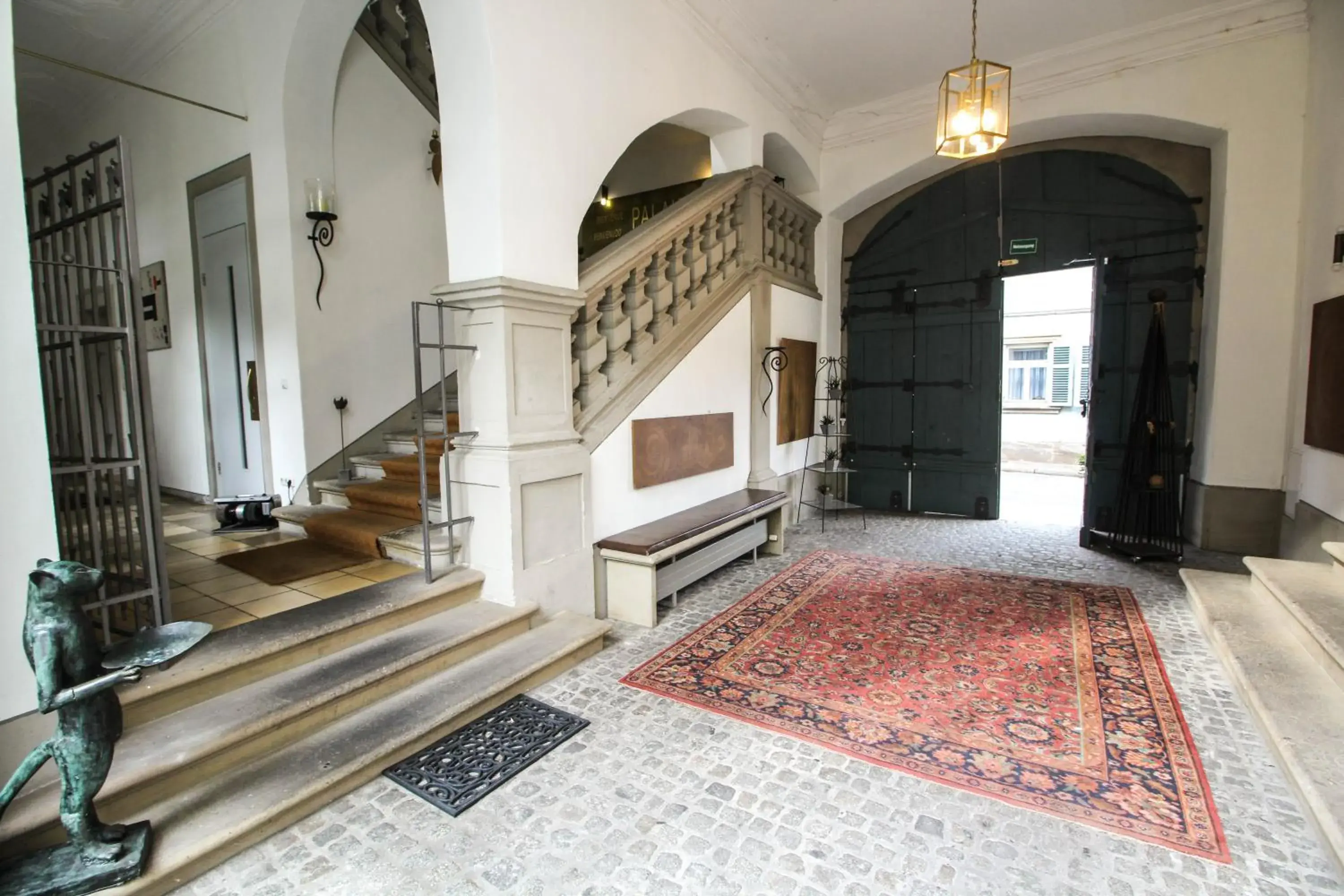 Facade/entrance in Palais Schrottenberg