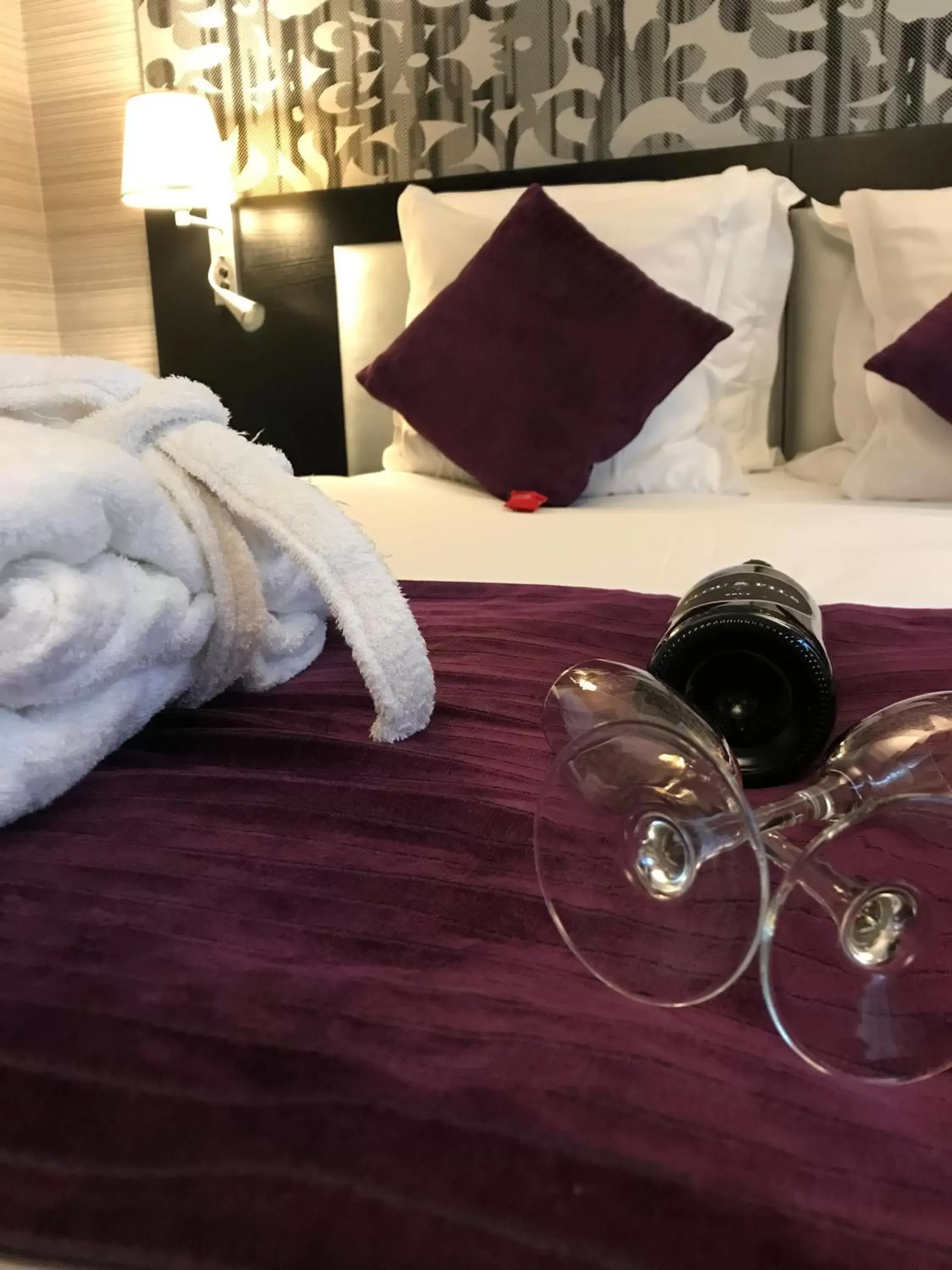 room service, Bed in Best Western Allegro Nation