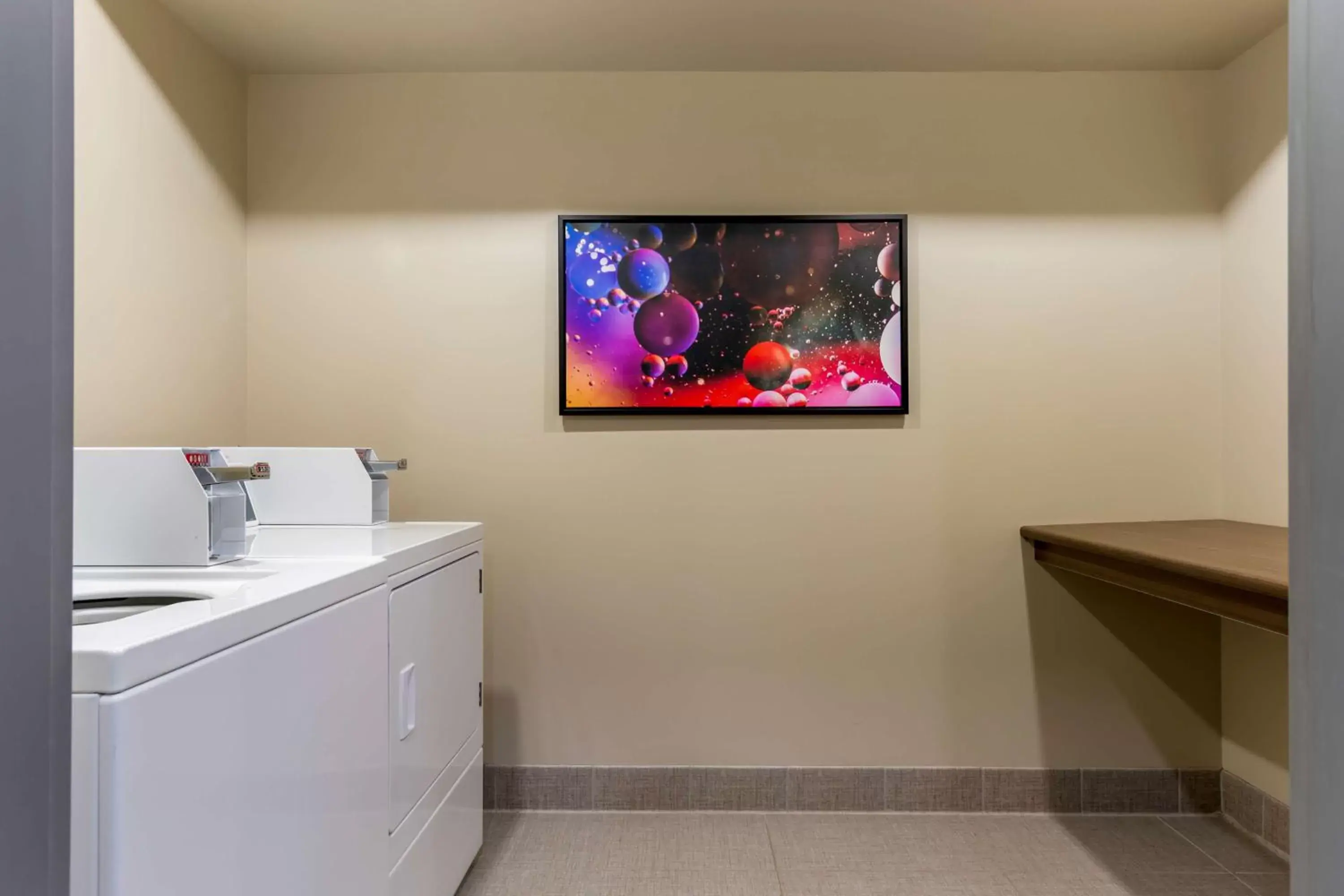 laundry, TV/Entertainment Center in Best Western Plus Dauphin