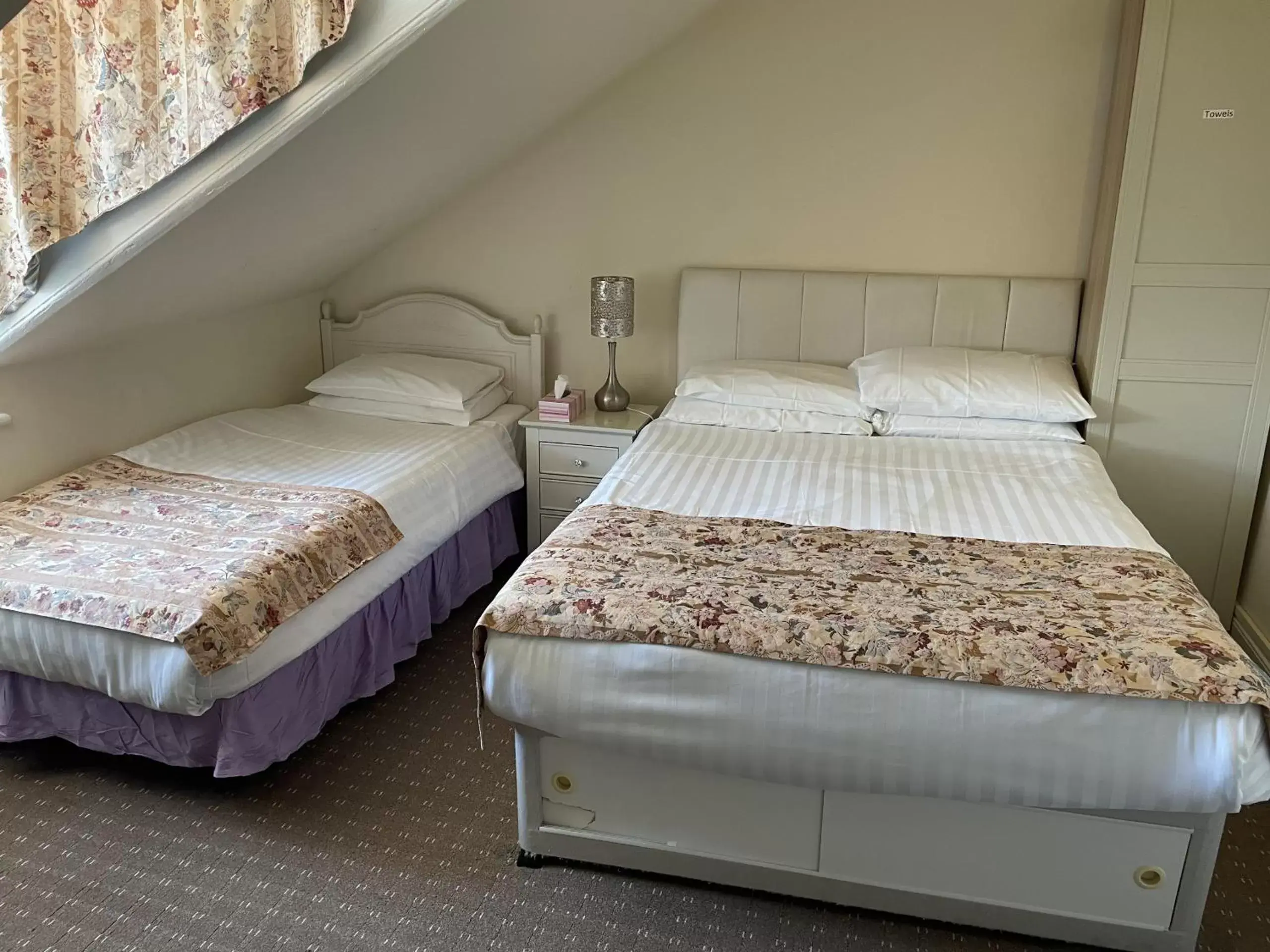 Triple Room with Shared Bathroom in Diamonds Villa near York Hospital Triple Room with Shared Bathroom in Diamonds Villa near York Hospital