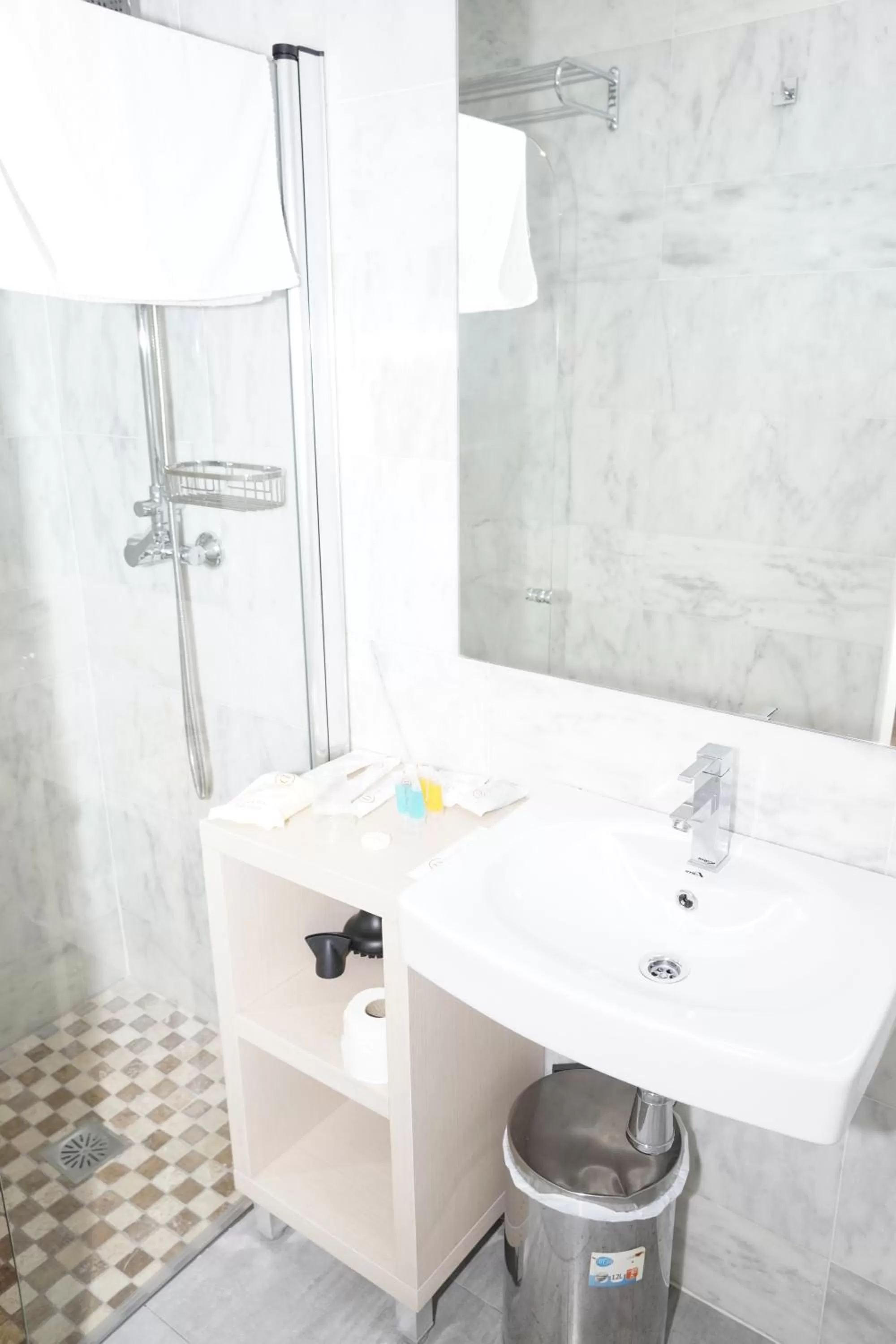 Shower, Bathroom in Cordoba Carpe Diem