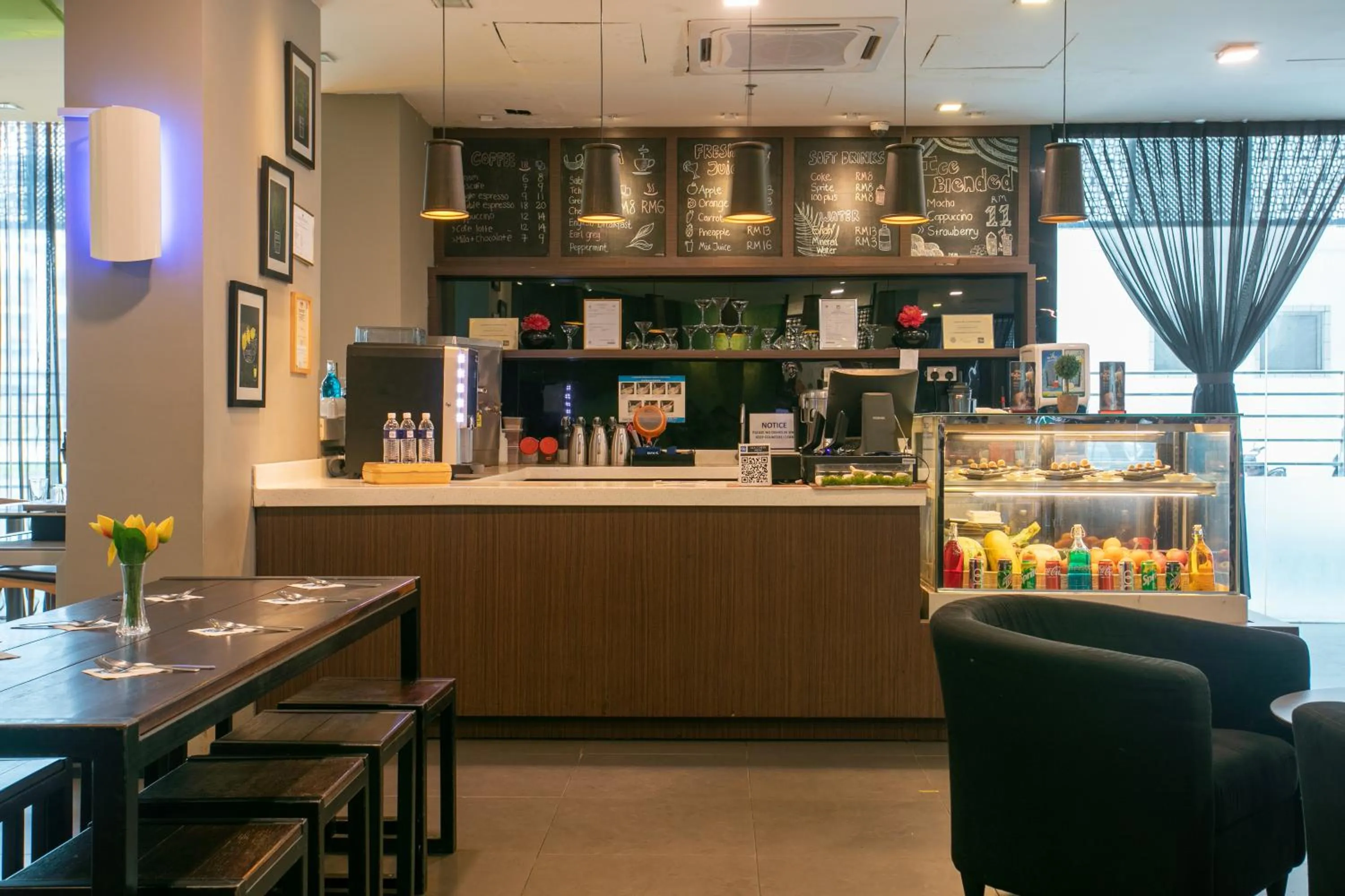 Restaurant/places to eat in Sky Hotel