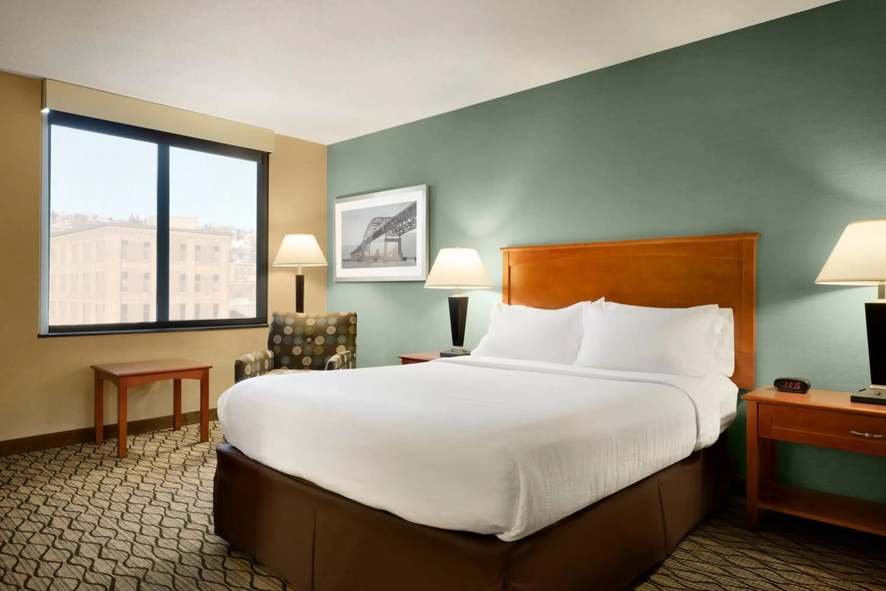 Photo of the whole room, Bed in Holiday Inn & Suites Duluth-Downtown, an IHG Hotel