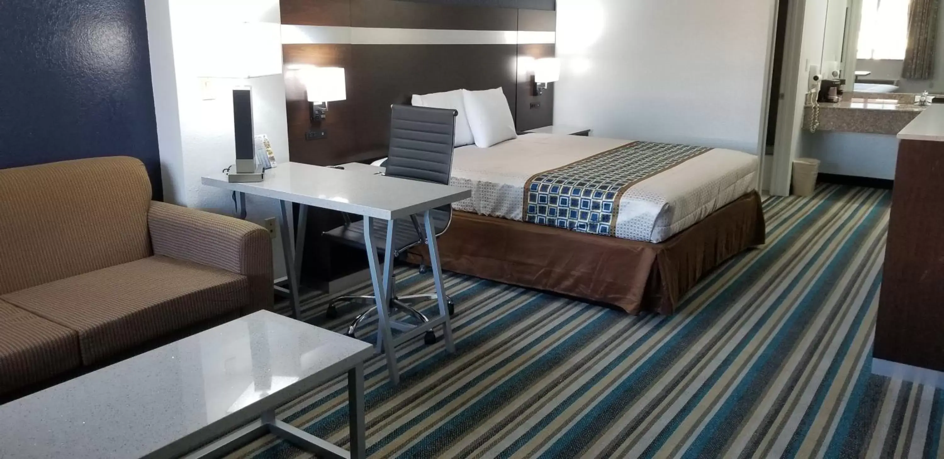 Bed in HomeBridge Inn and Suites Bed in HomeBridge Inn and Suites