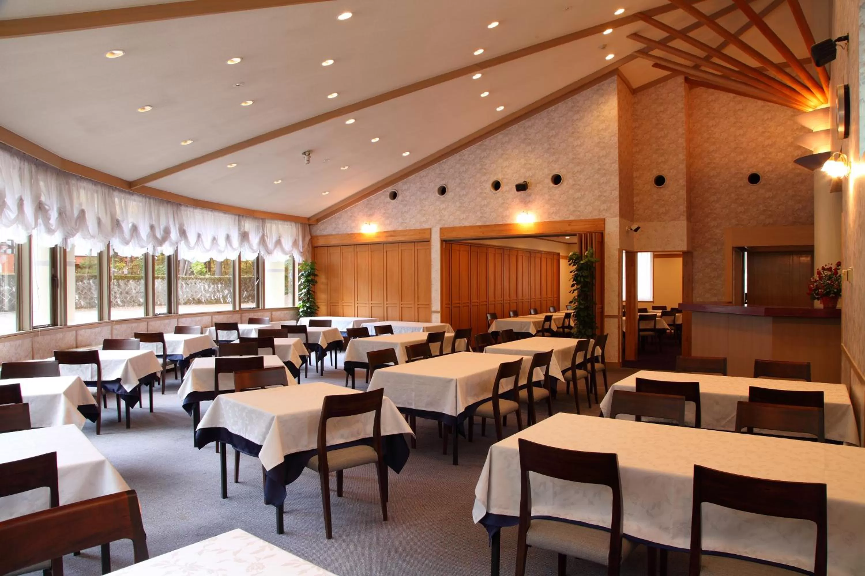 Restaurant/places to eat in Hotel Oak Forest