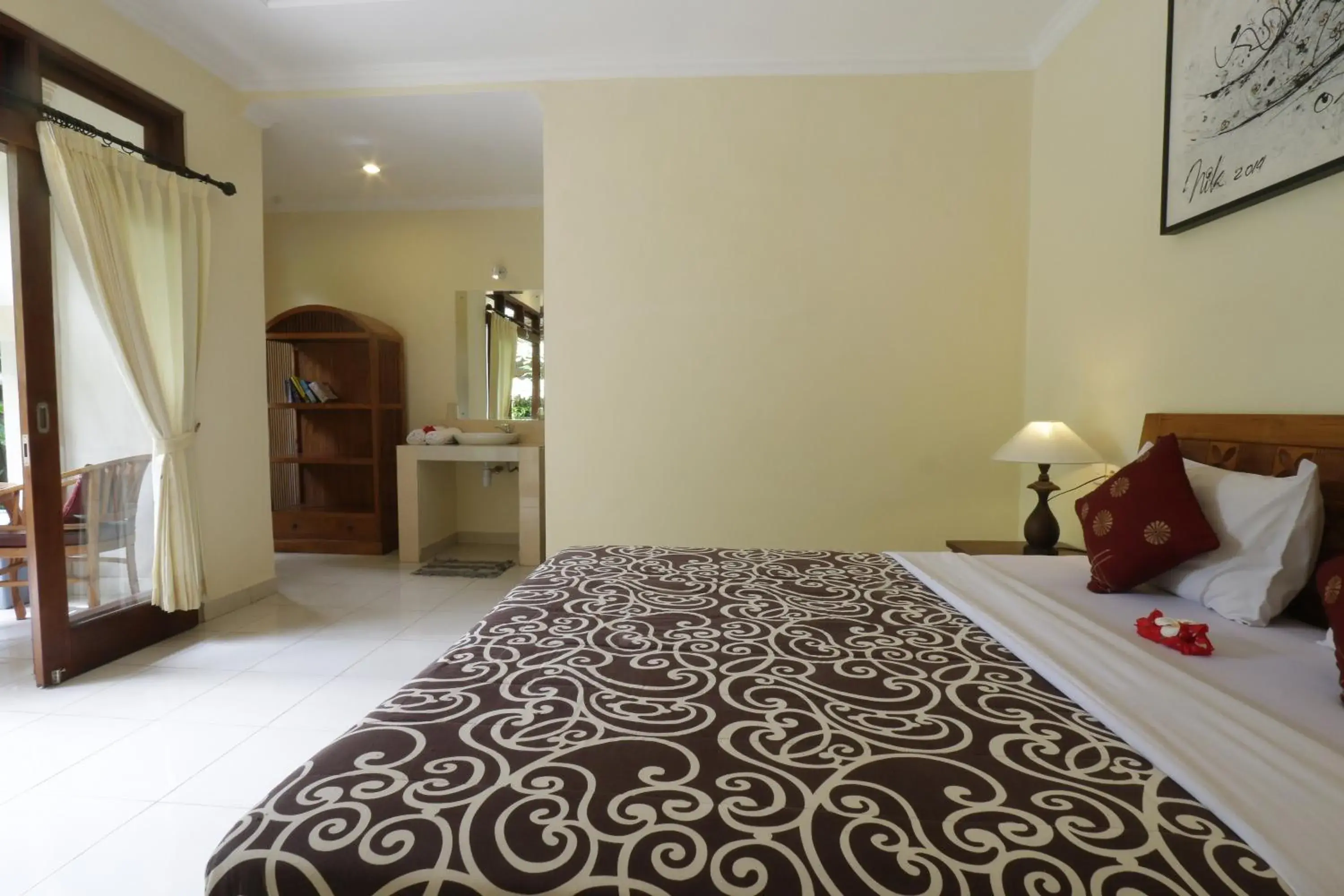 Photo of the whole room, Bed in Frangipani Bungalow