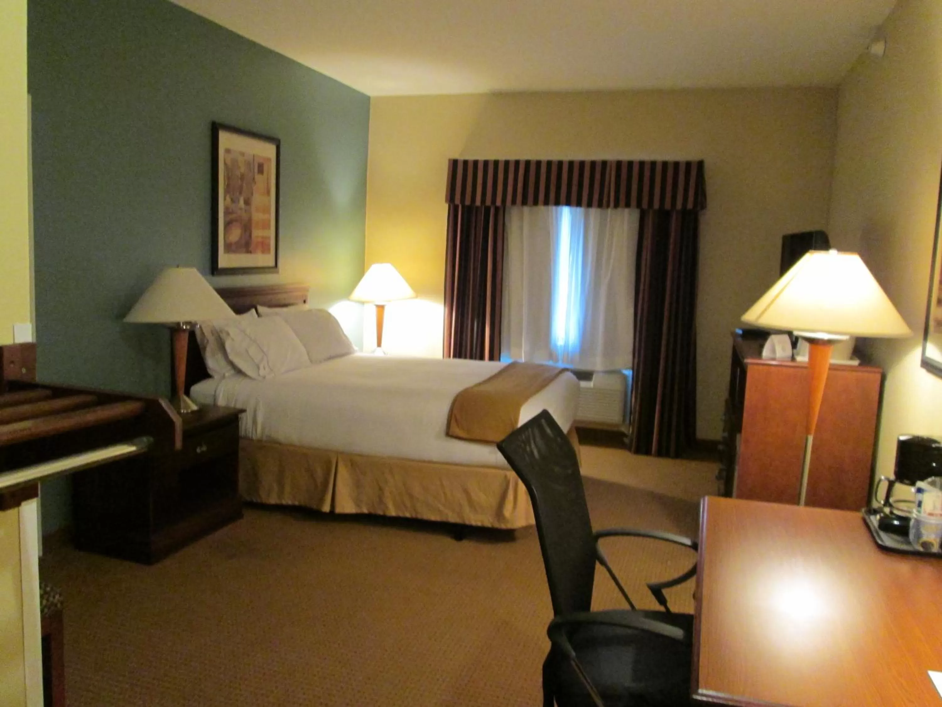 Photo of the whole room, Bed in Holiday Inn Express - Newell-Chester WV, an IHG Hotel