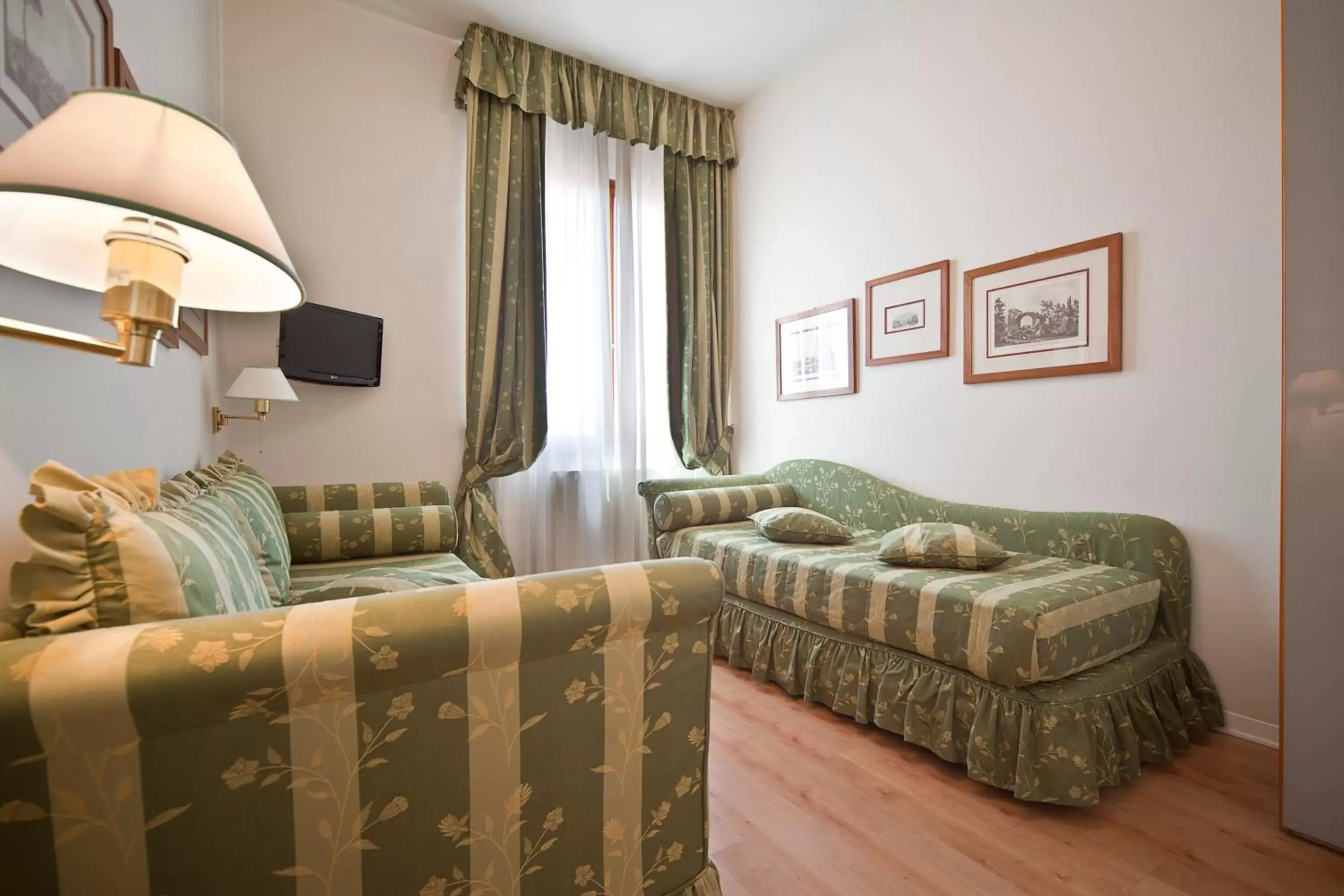 Bedroom, Seating Area in Hotel Italia