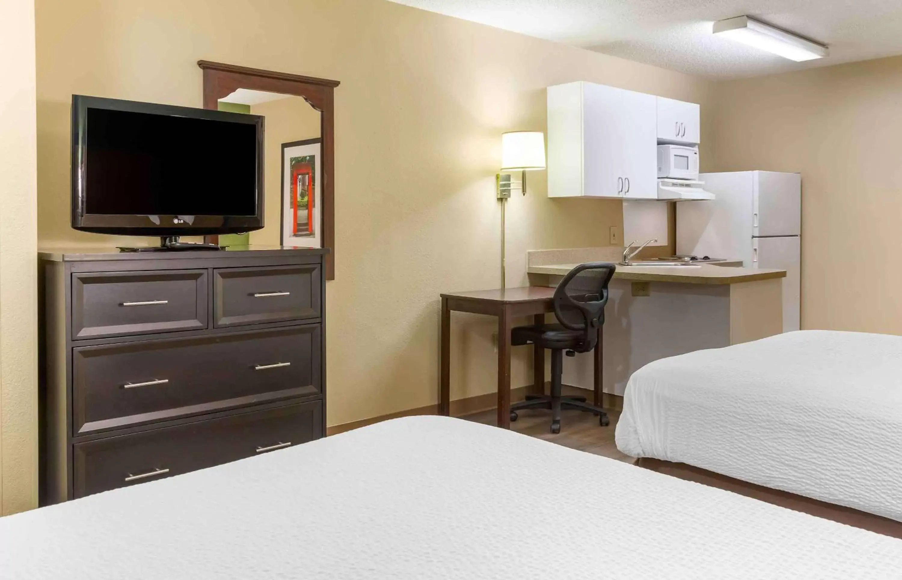 Bedroom, TV/Entertainment Center in Extended Stay America Select Suites - Raleigh - RDU Airport