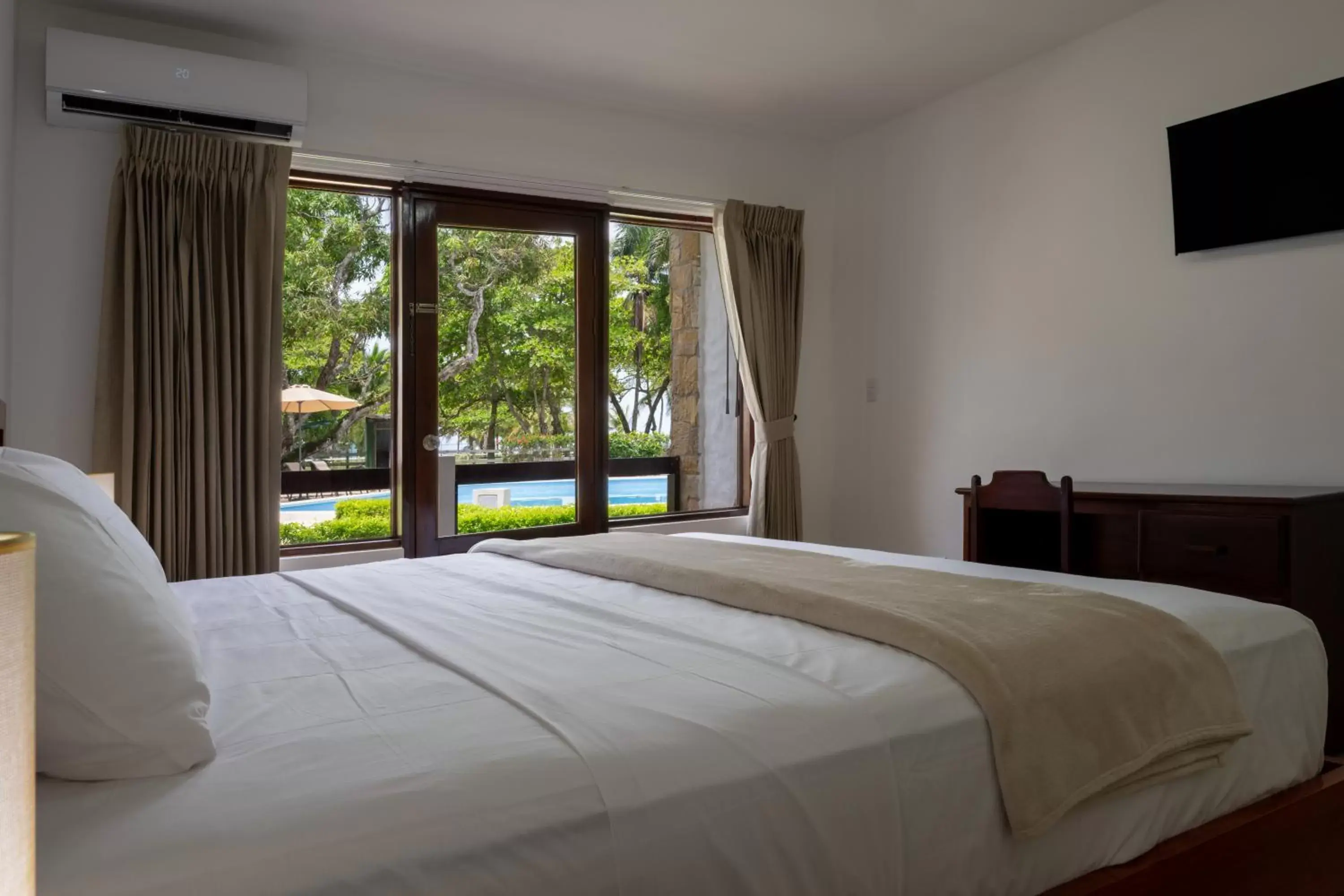 Bedroom, Bed in Fuego del Sol Beachfront Hotel