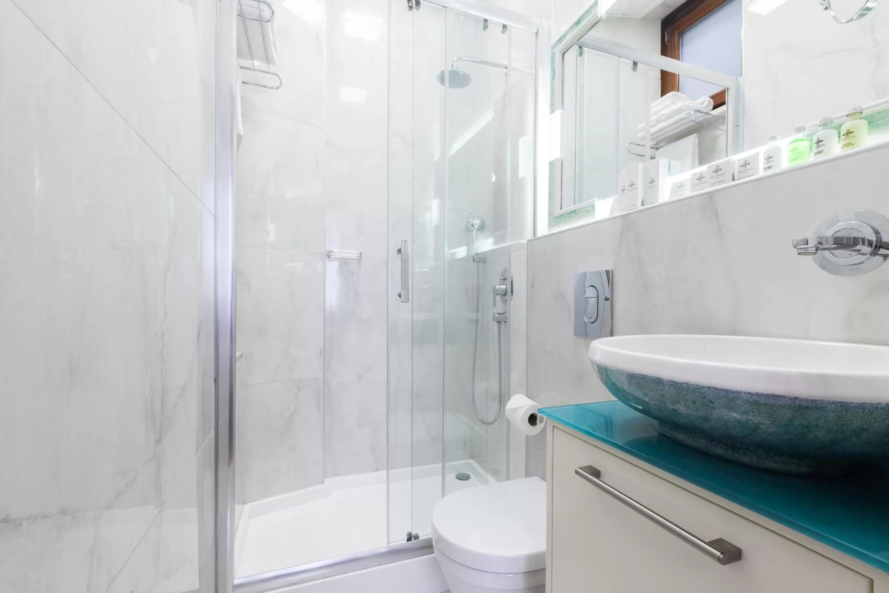 Shower in Hotel Pera Parma