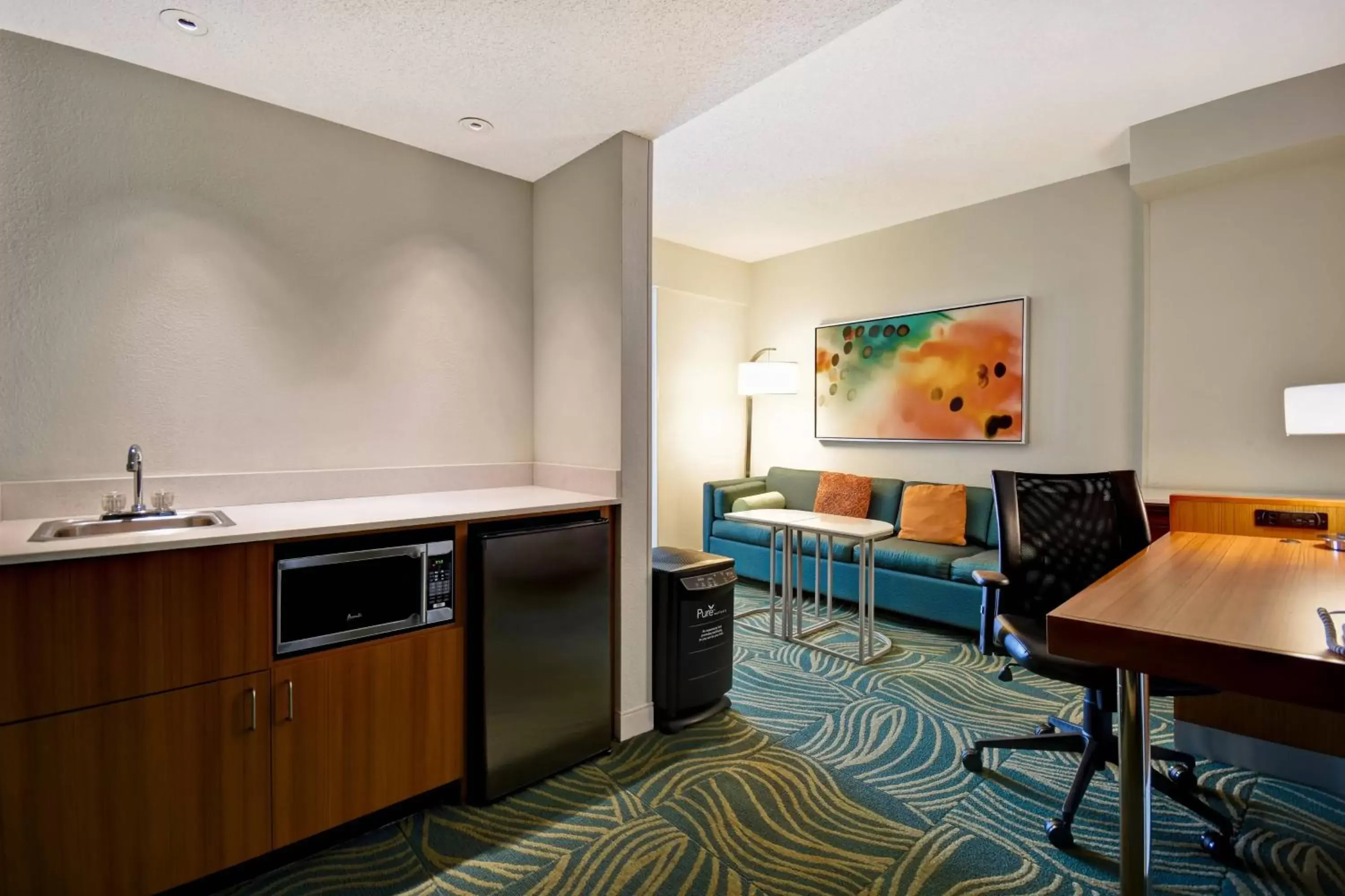 Bedroom, Kitchen/Kitchenette in SpringHill Suites by Marriott Baltimore BWI Airport