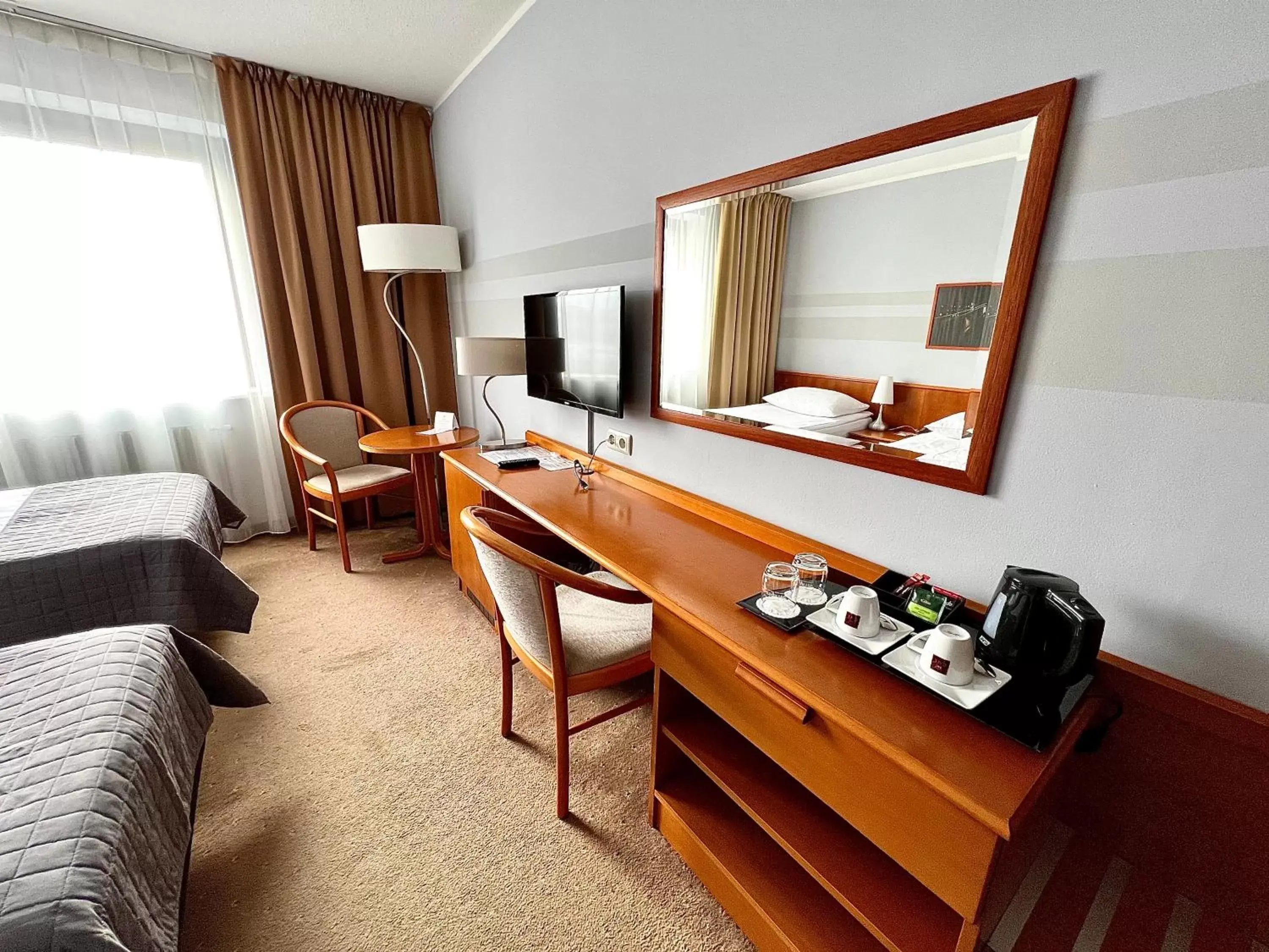 Bed, TV/Entertainment Center in City Hotel