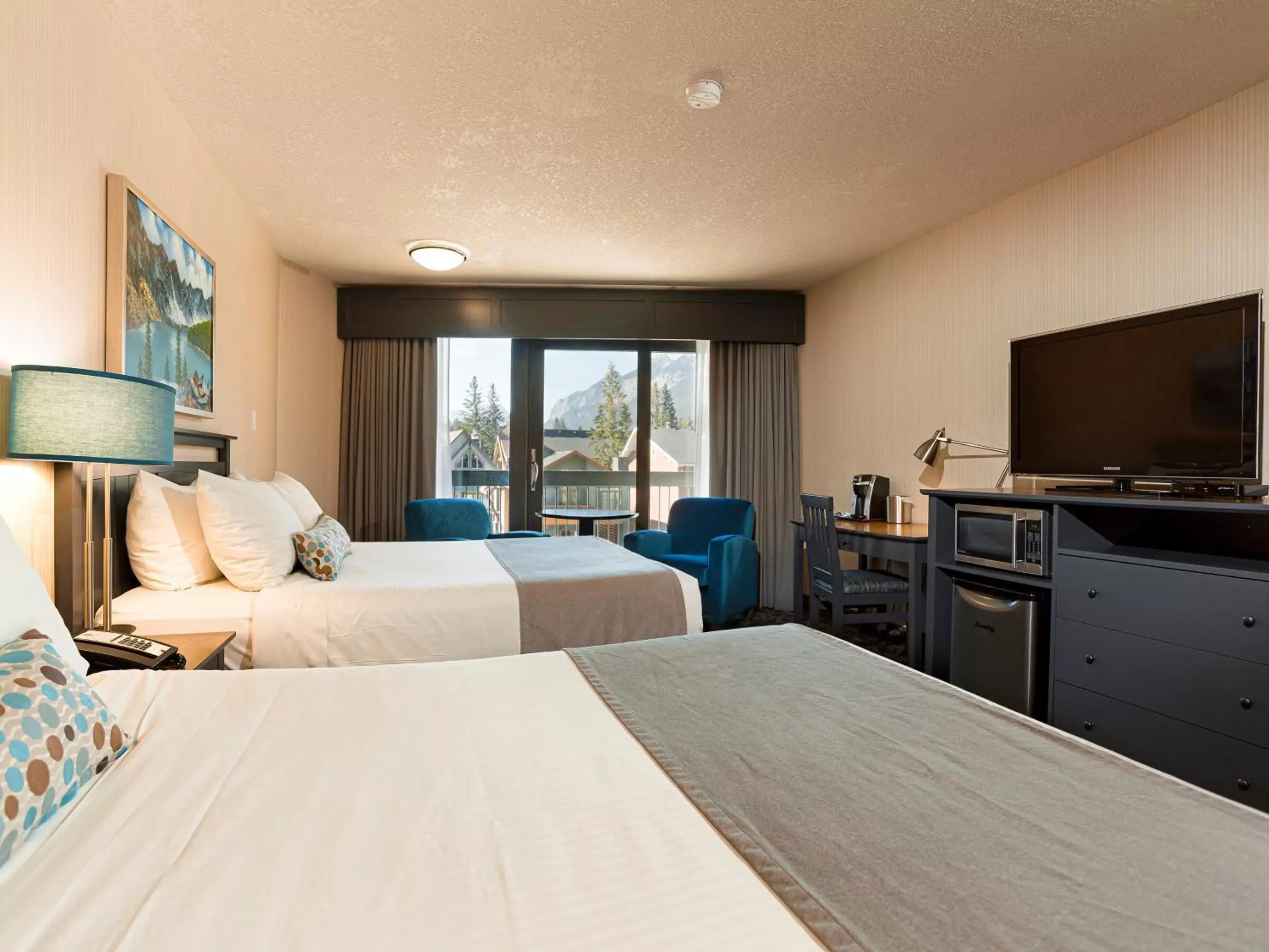 Bedroom, TV/Entertainment Center in High Country Inn