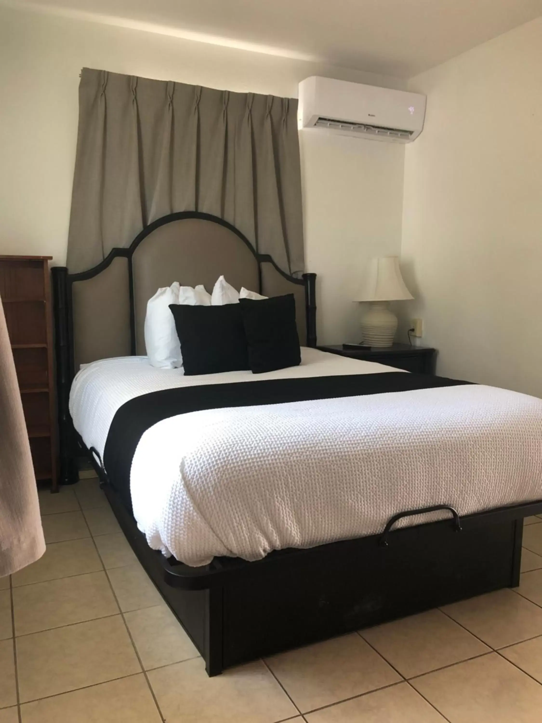 Bedroom, Bed in Holiday Isles Resort