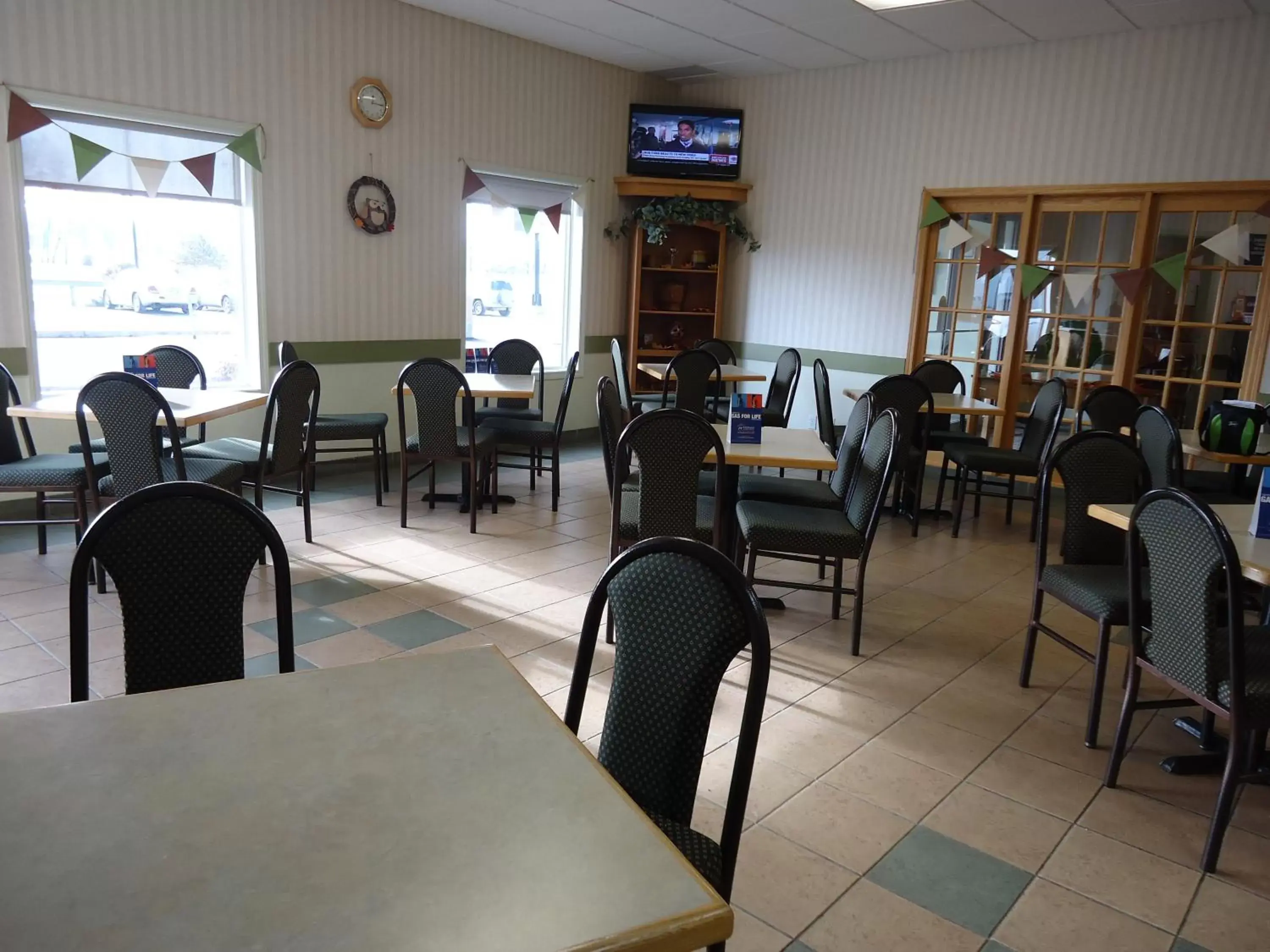 Restaurant/Places to Eat in Super 8 by Wyndham Swan River MB