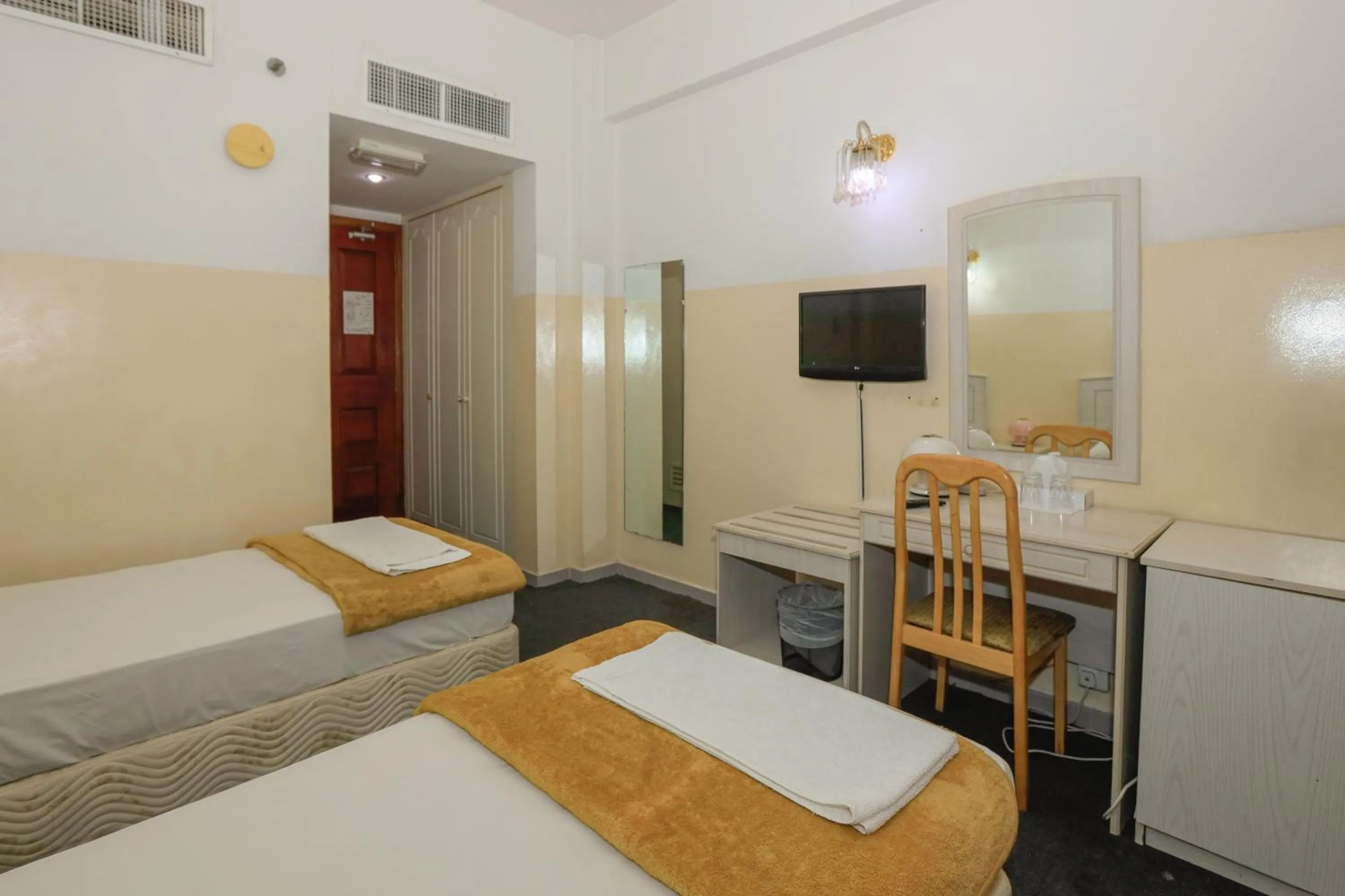 Communal lounge/ TV room in Queens Hotel Next Sabkha Bus Station