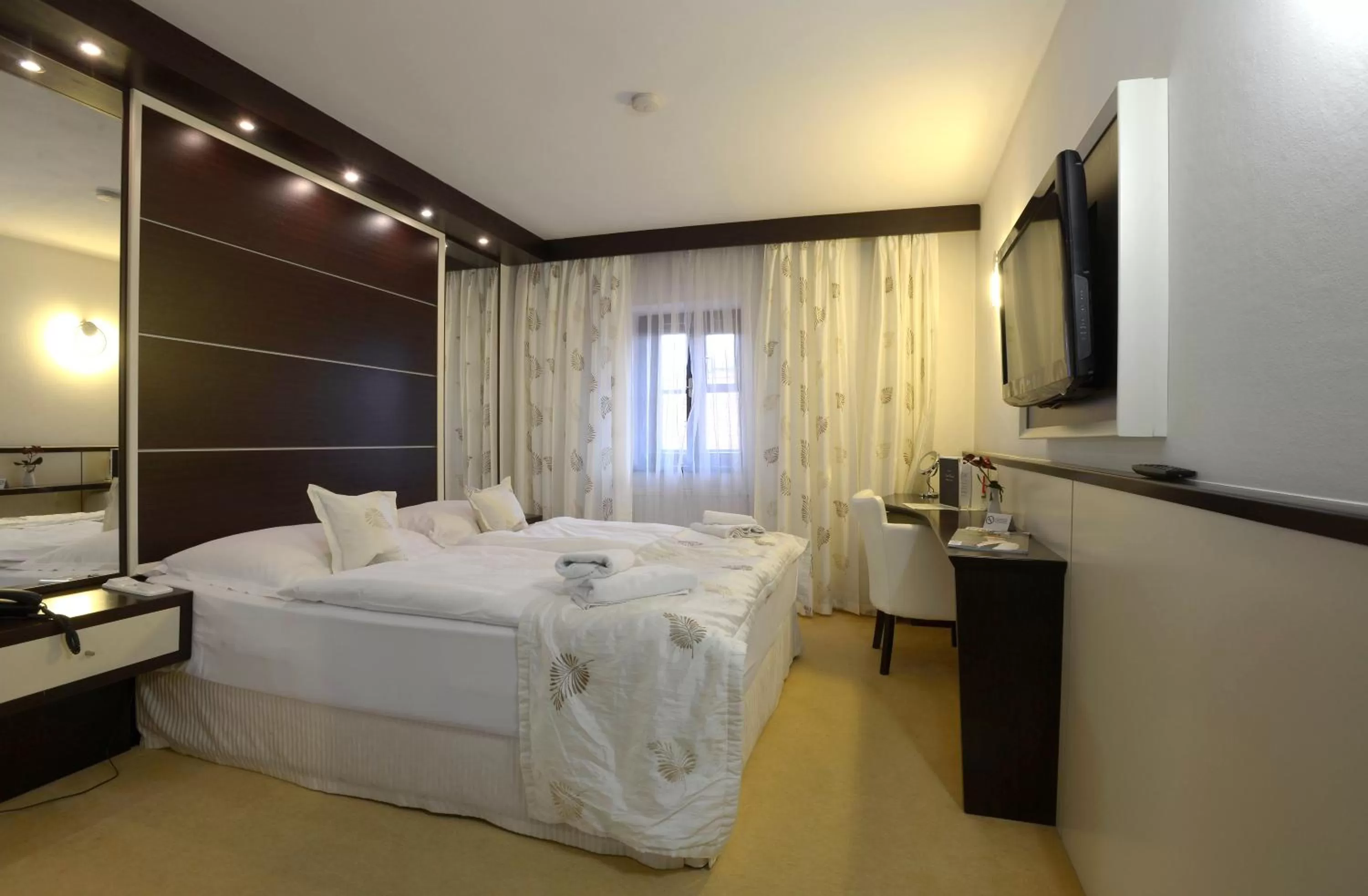 Bedroom, Bed in Hotel Grand