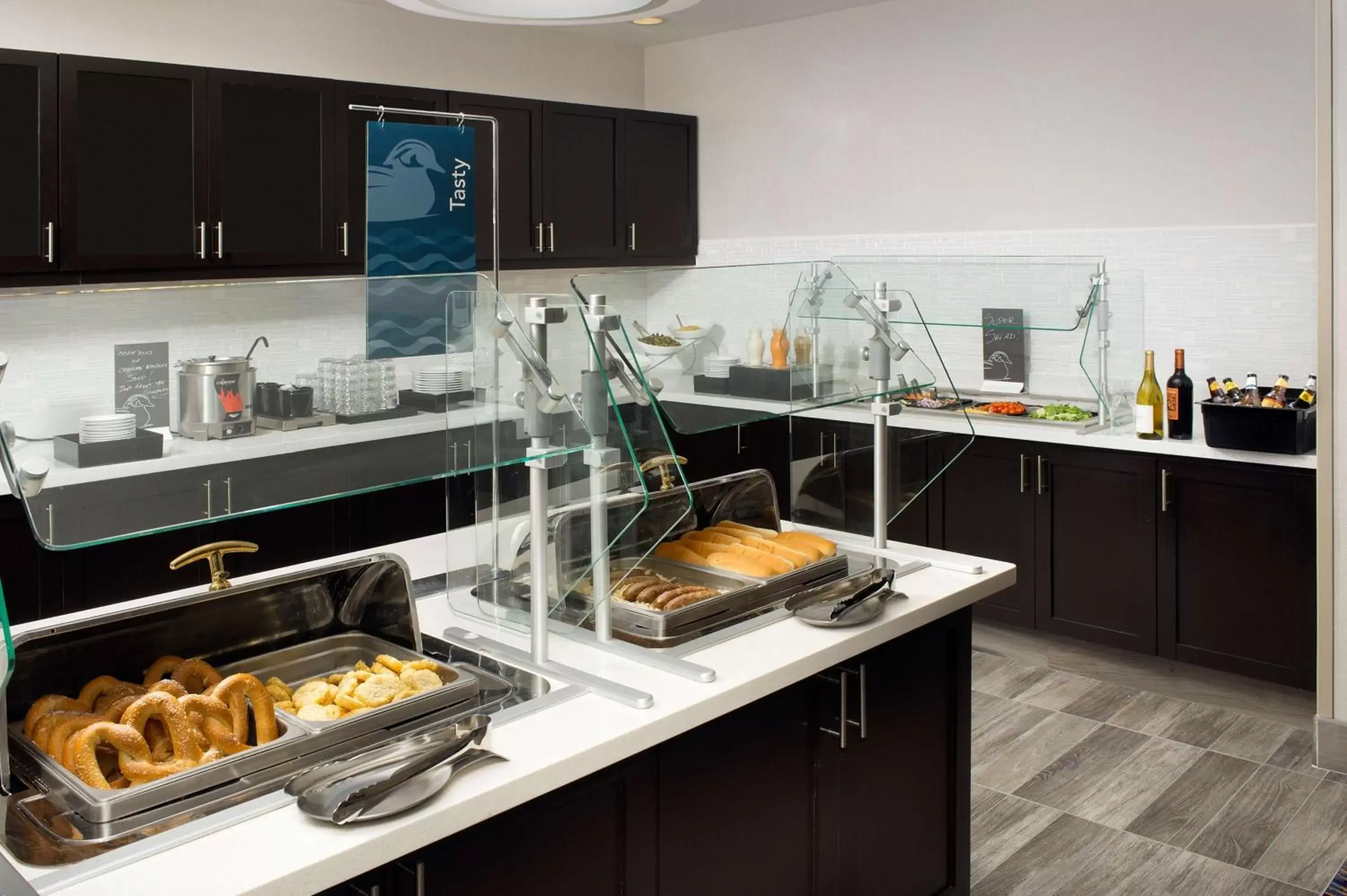 Breakfast, Kitchen/Kitchenette in Homewood Suites by Hilton Metairie New Orleans