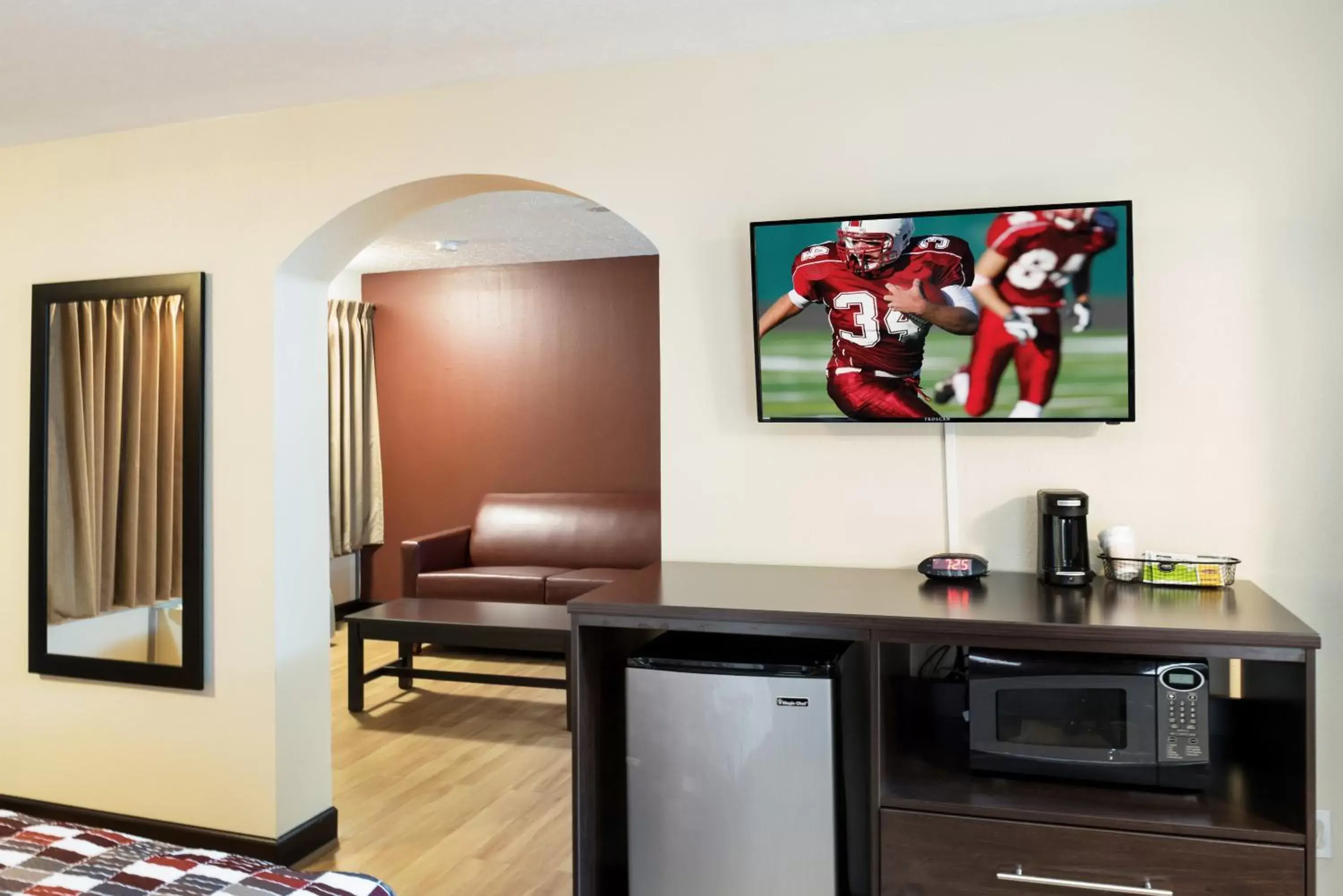 Photo of the whole room, TV/Entertainment Center in Red Roof Inn Indianapolis East