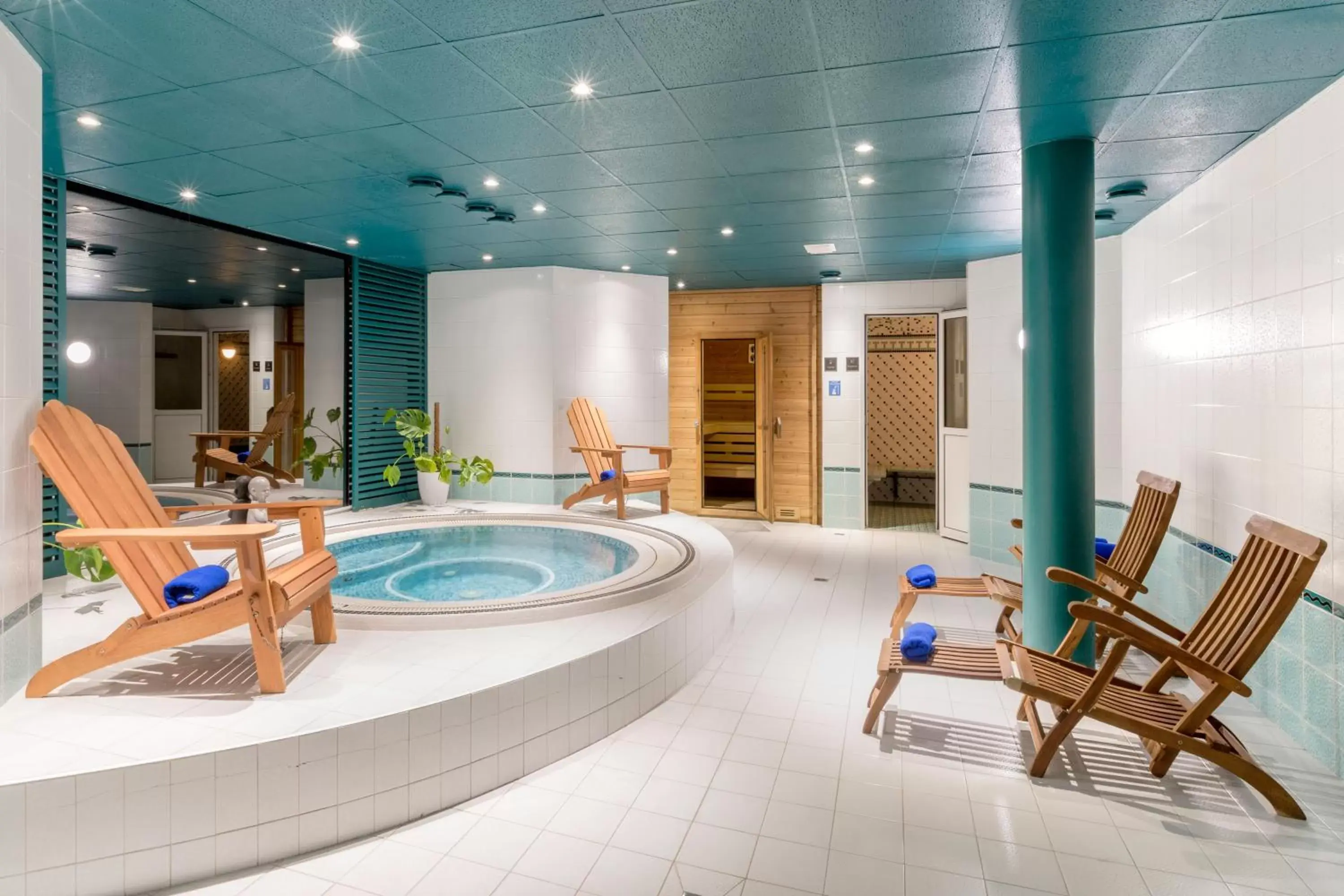 Spa and wellness centre/facilities, Swimming Pool in Best Western Hôtel Grand Parc Marne La Vallée