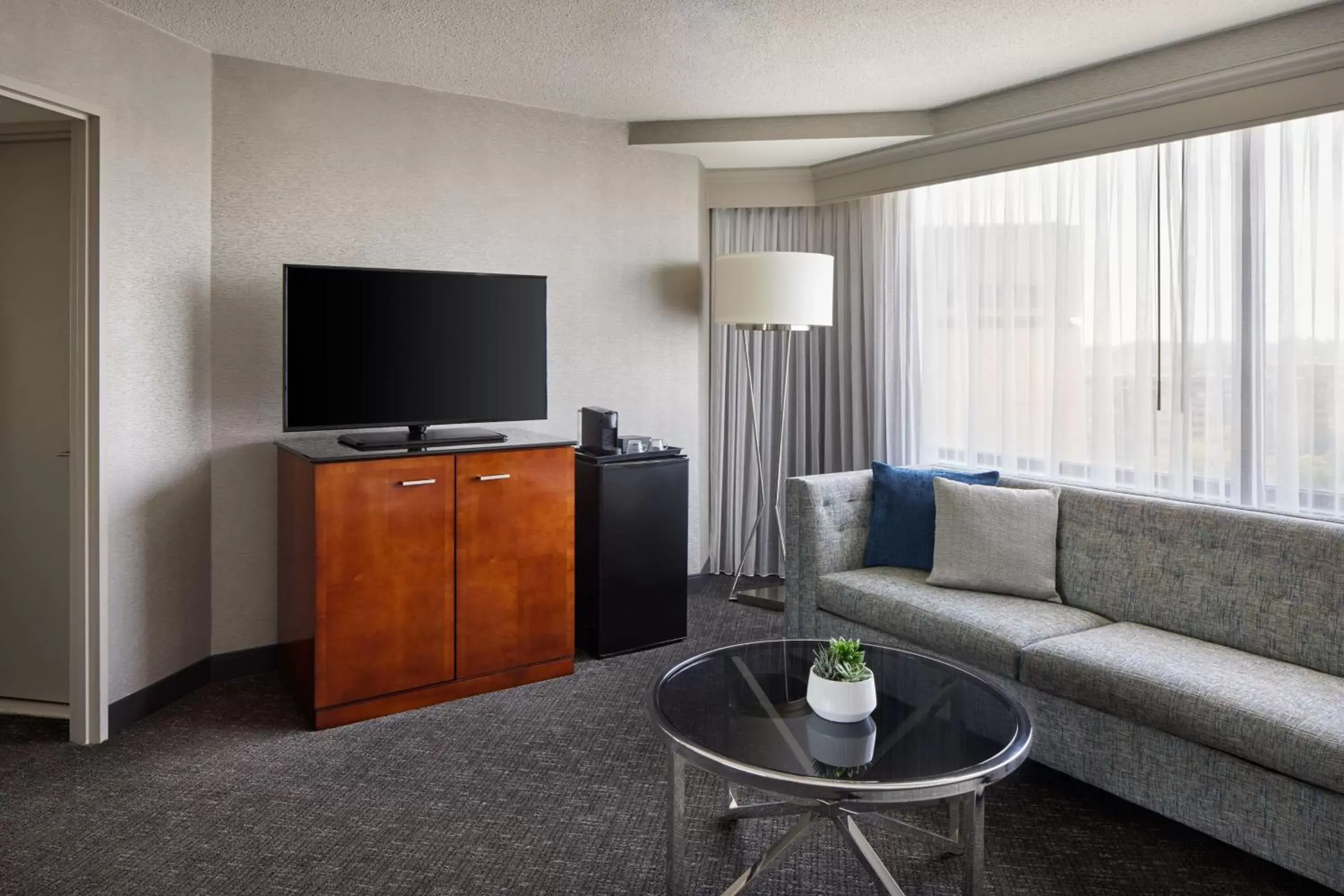 Living room, Seating Area in Crystal Gateway Marriott