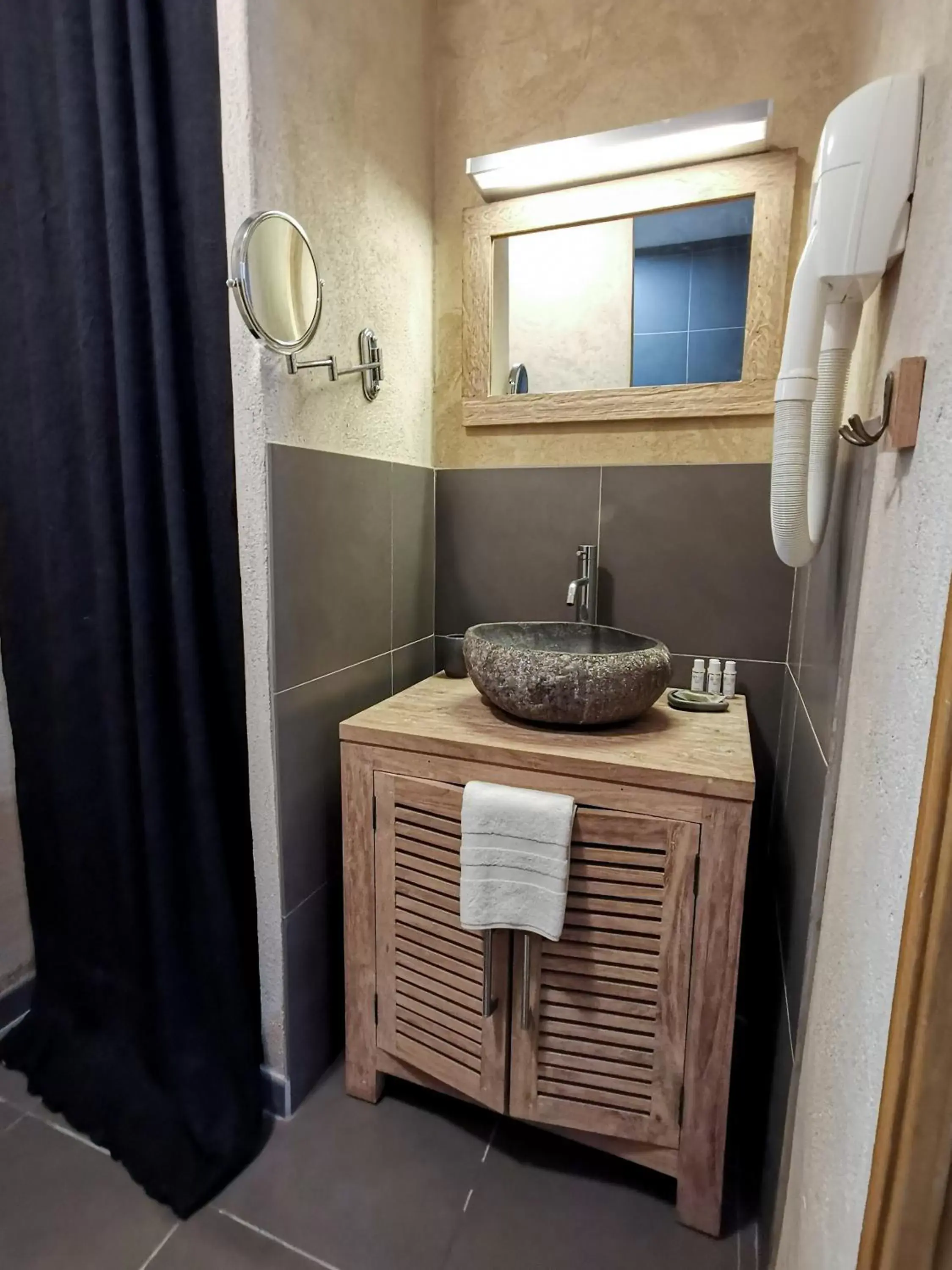 Bathroom in Hôtel la Fête en Provence