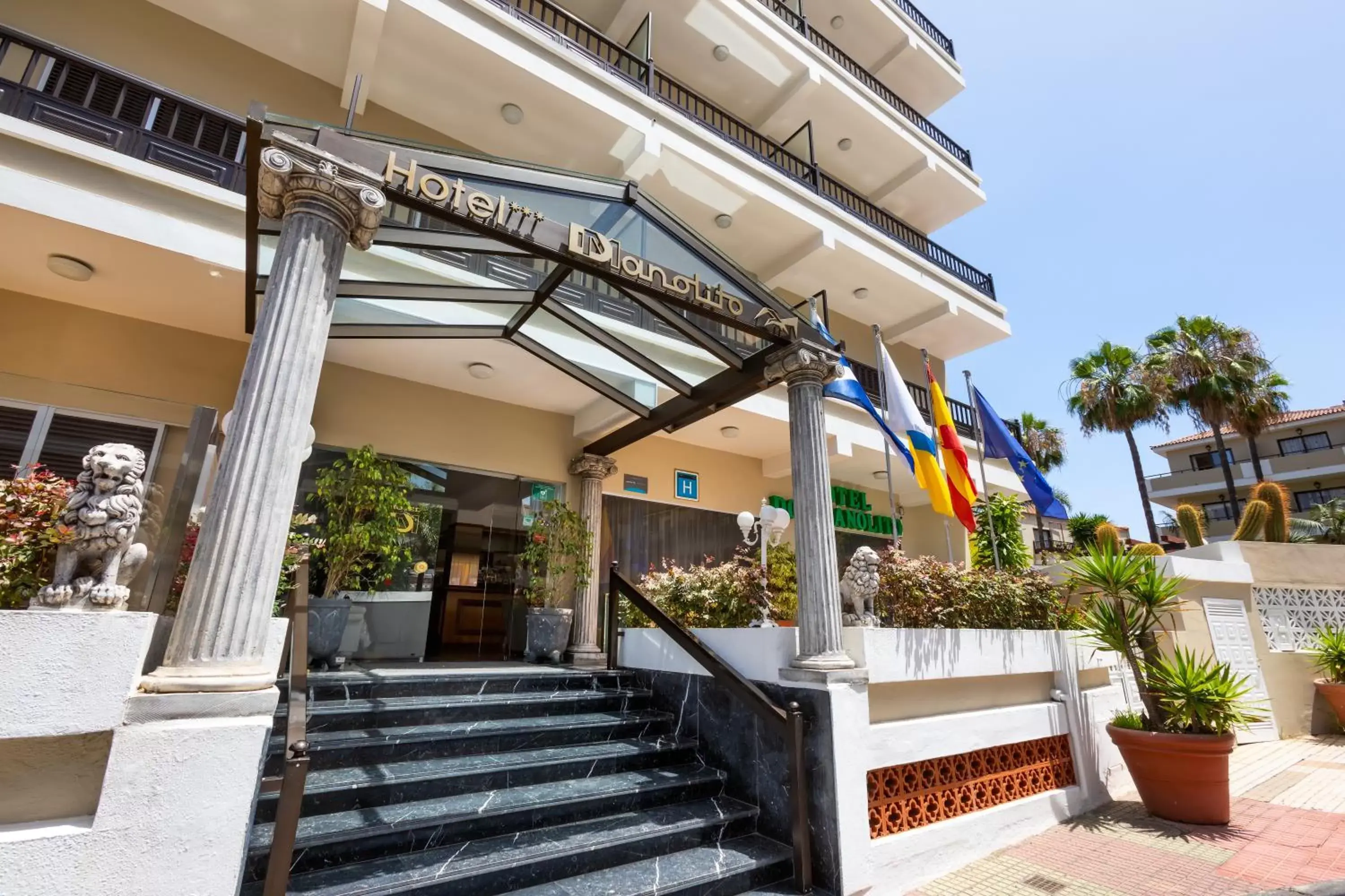 Facade/entrance in Hotel Don Manolito