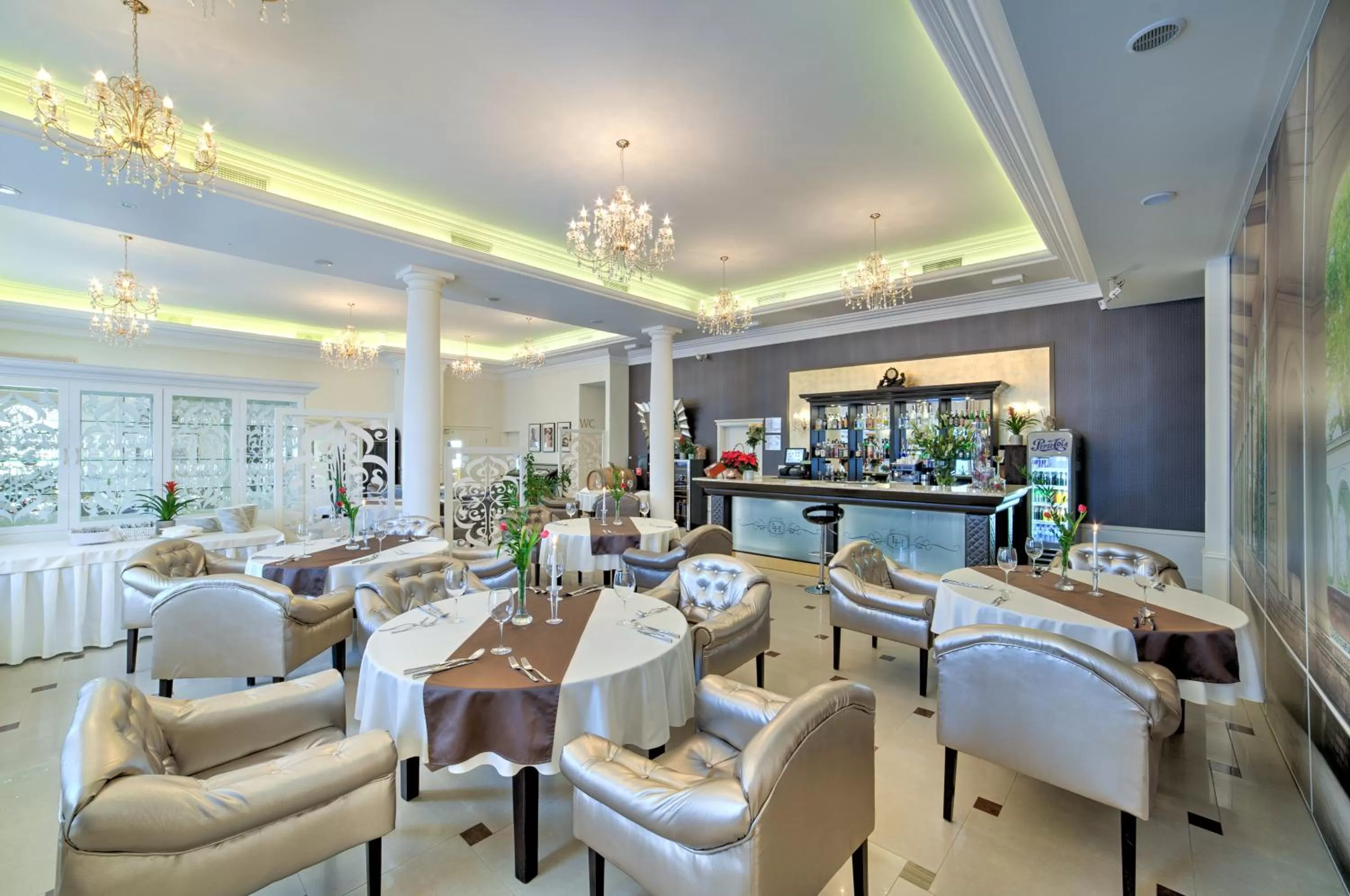 Restaurant/places to eat in Hotel Luxor