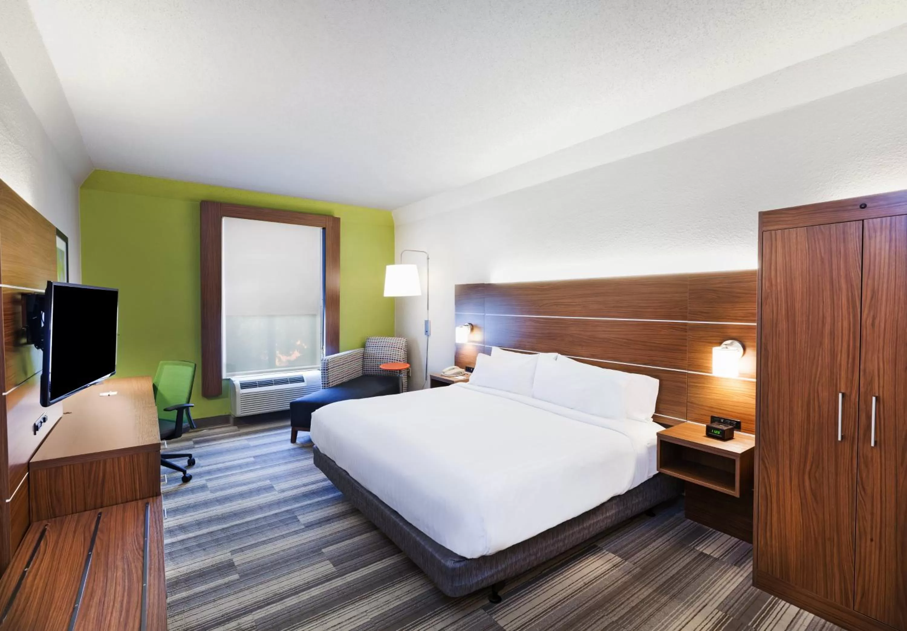 Photo of the whole room, Bed in Holiday Inn Express & Suites Houston - Memorial Park Area by IHG