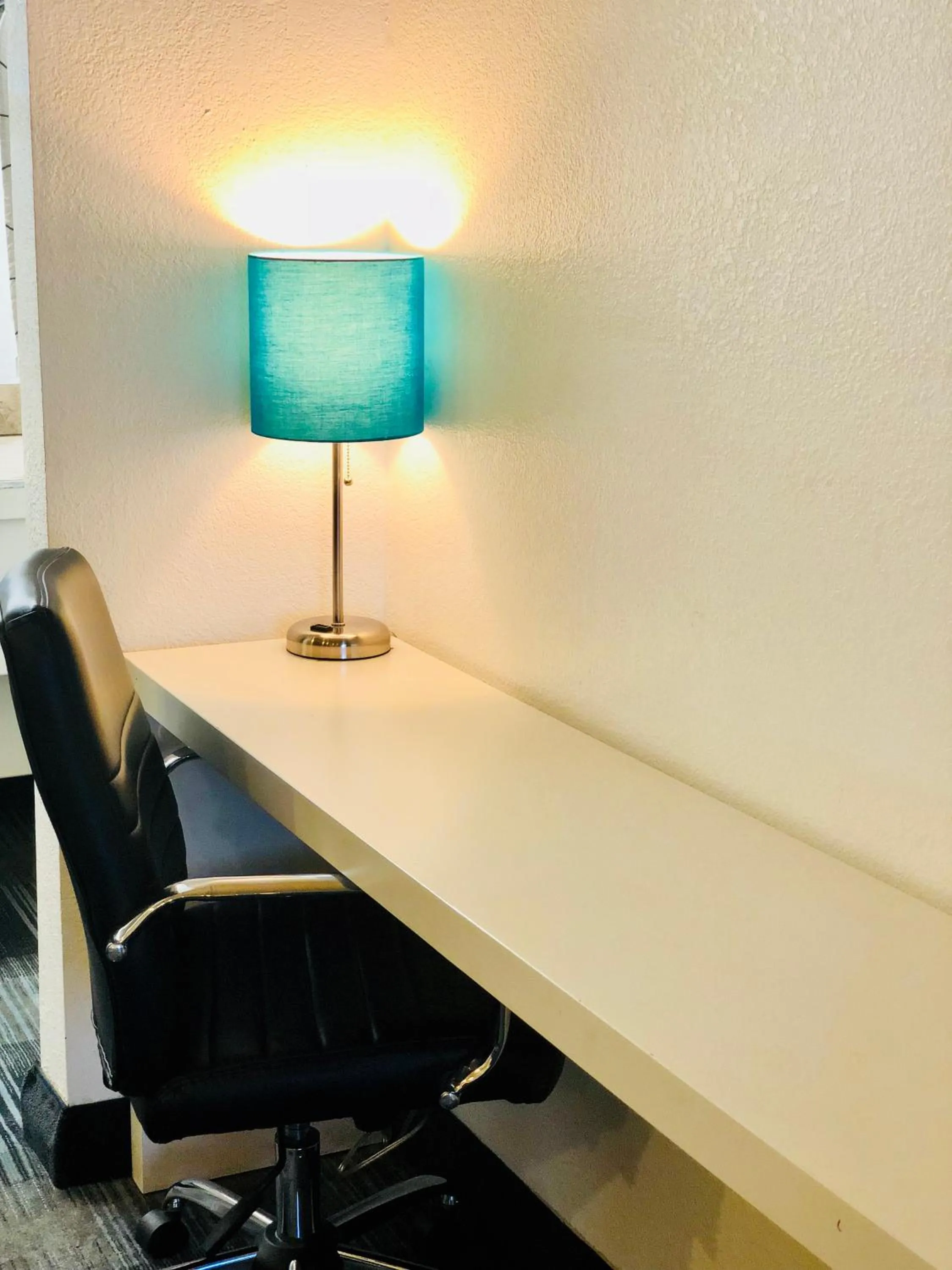 Communal lounge/ TV room in BridgePoint Inn Daly City