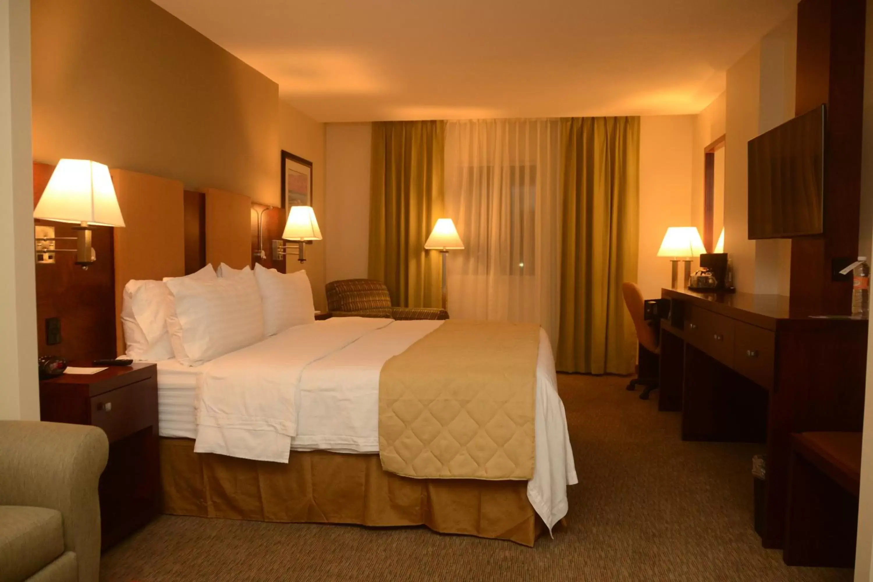 Bed in Holiday Inn Hotel & Suites Hermosillo Aeropuerto, an IHG Hotel