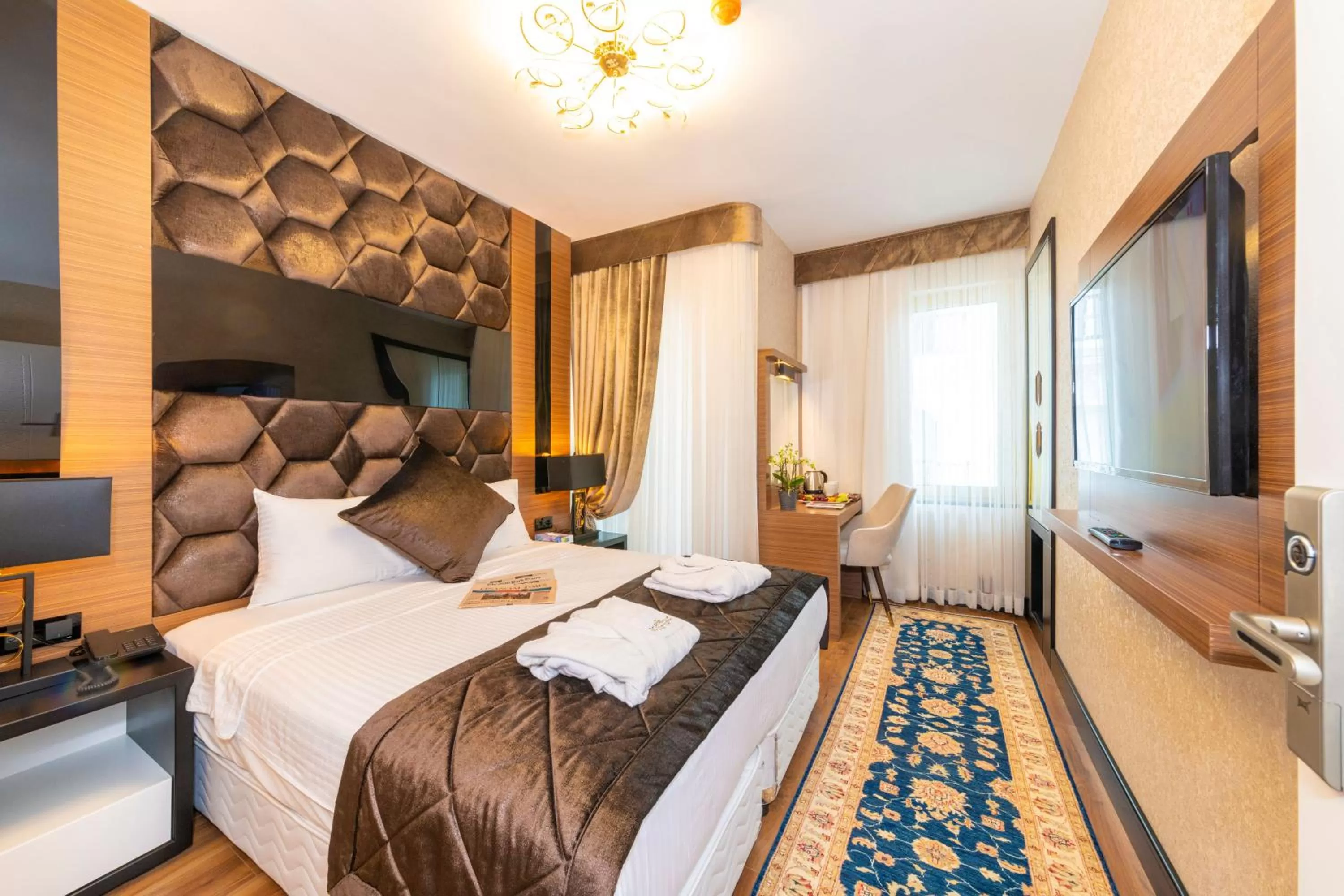 Photo of the whole room, Bed in Eastanbul Suites