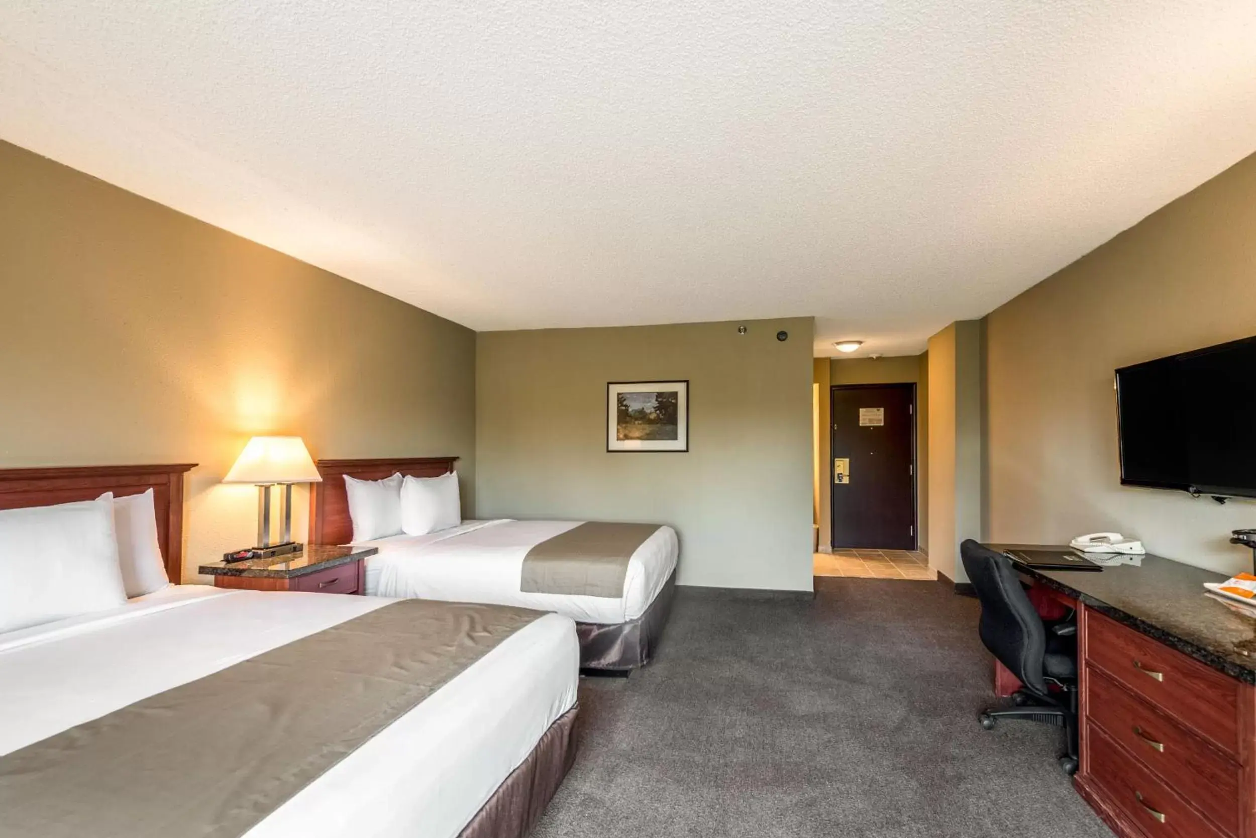 People, Bed in Rodeway Inn & Suites Portland - Jantzen Beach
