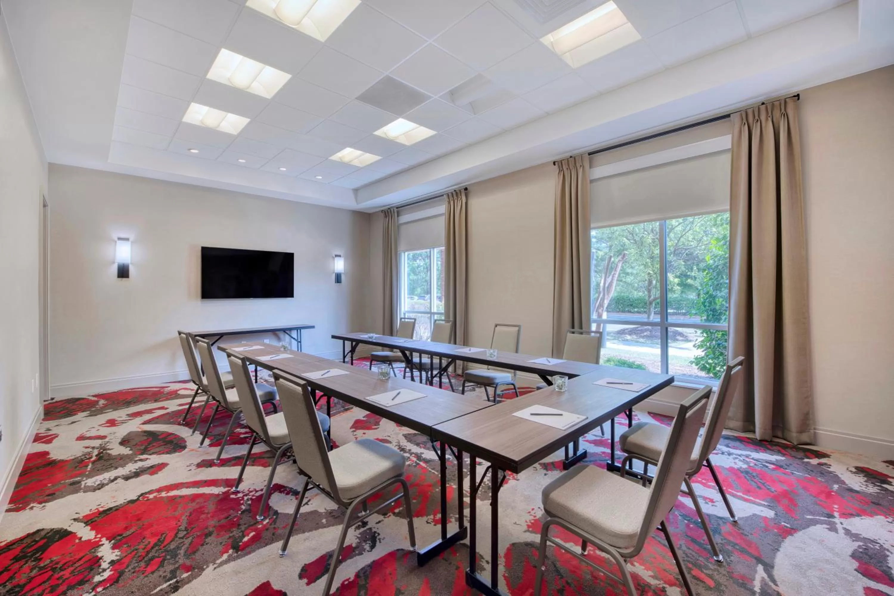 Meeting/conference room in DoubleTree by Hilton Raleigh-Cary