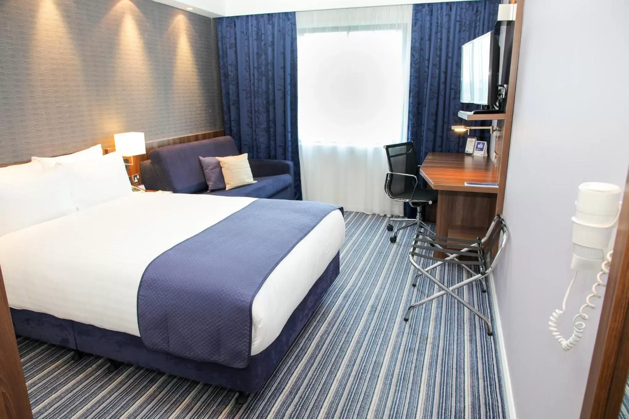 Photo of the whole room, Bed in Holiday Inn Express London Heathrow T5, an IHG Hotel