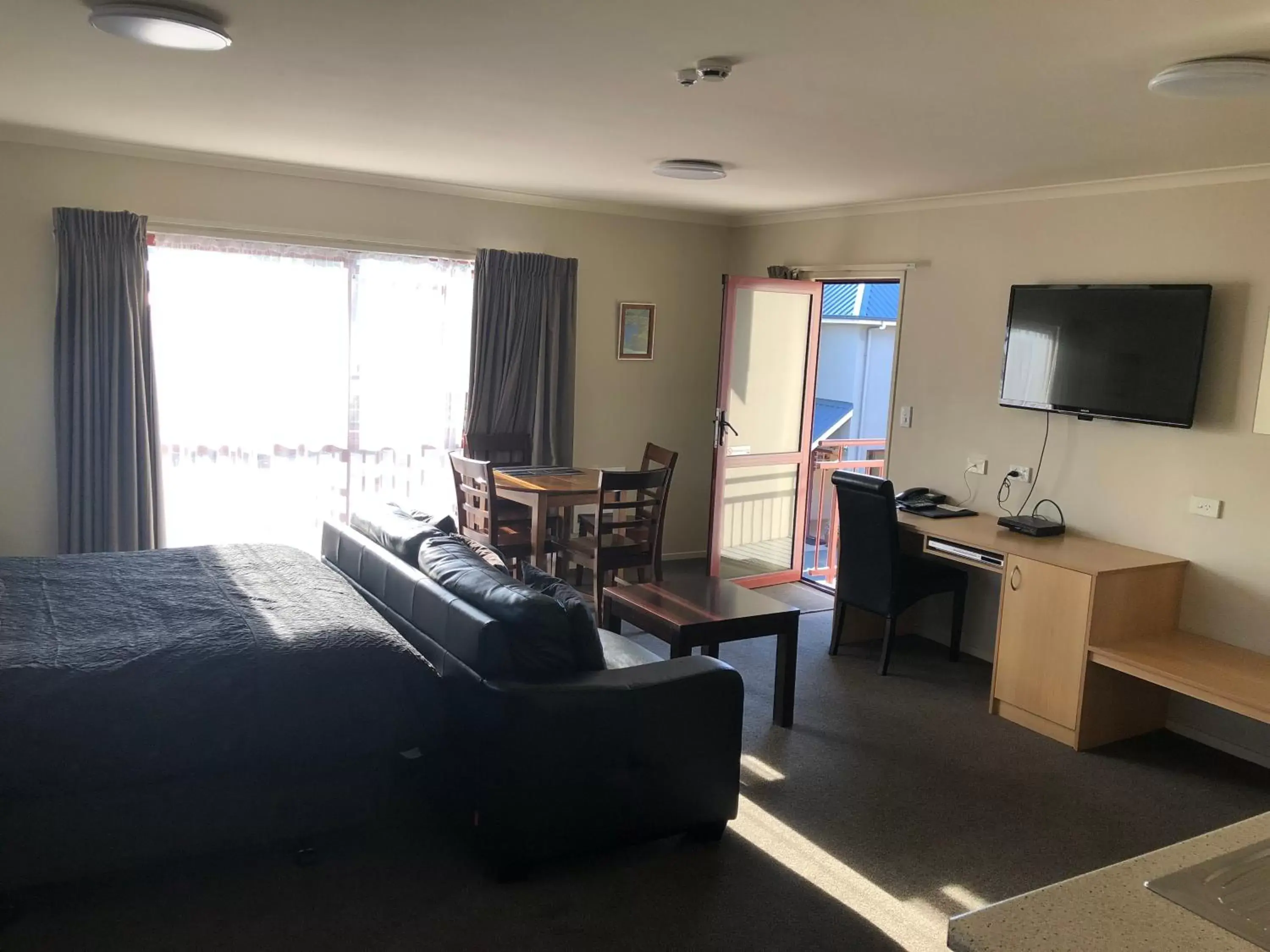 Seating area, TV/Entertainment Center in 555 Motel Dunedin