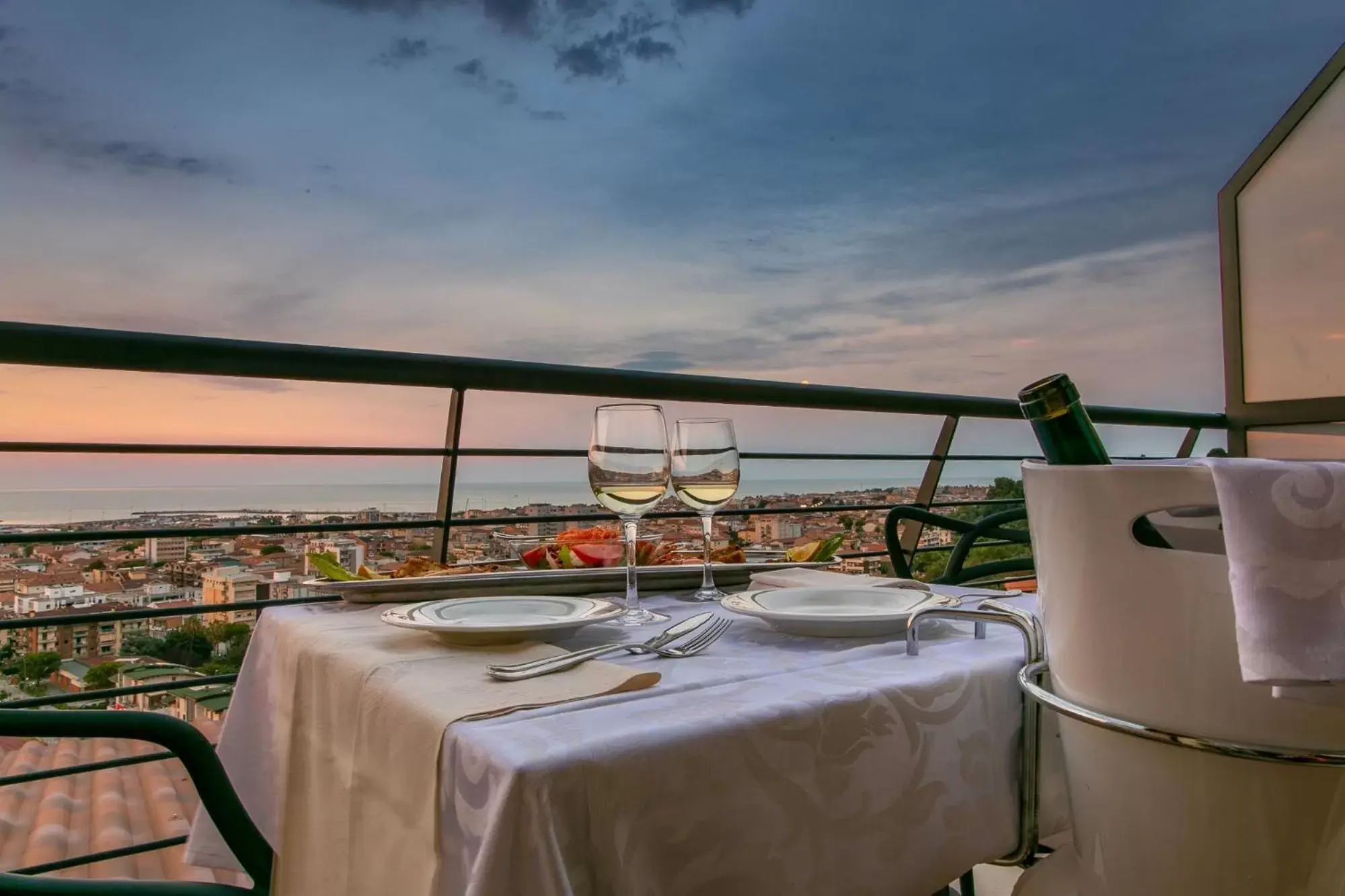 Balcony/Terrace, Restaurant/Places to Eat in Bellavistarelax
