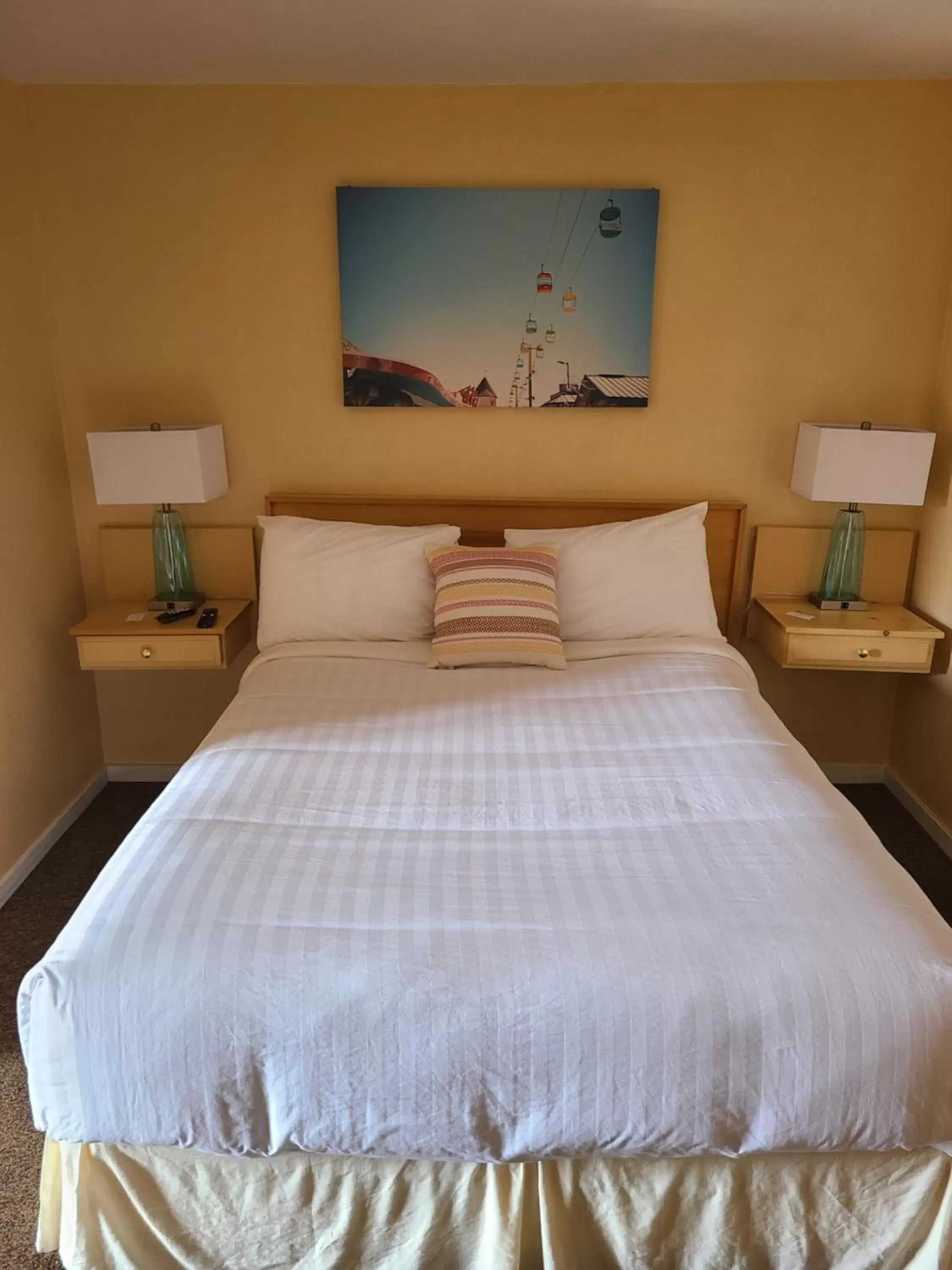Bedroom, Bed in Sunny Cove Motel