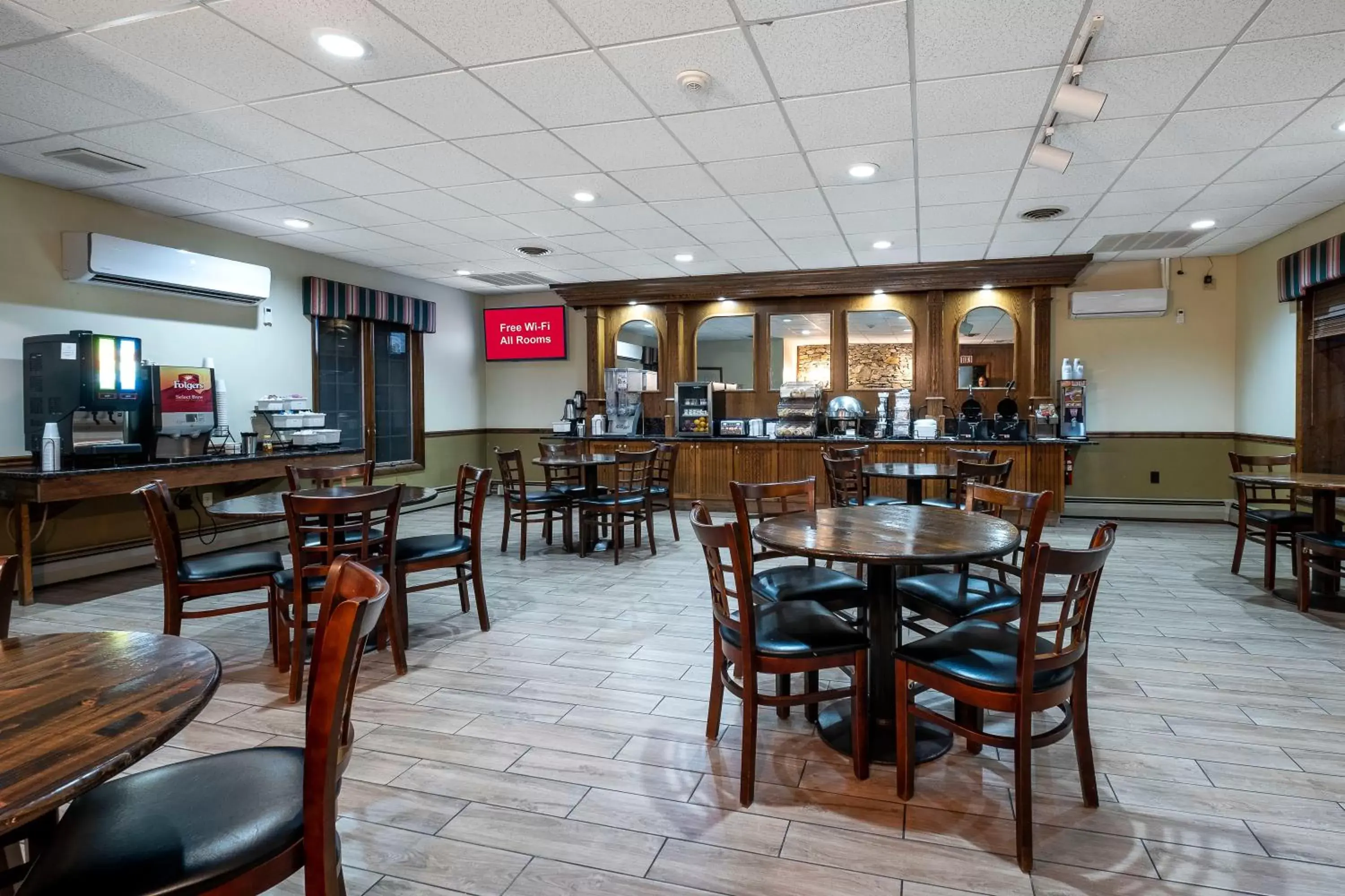 Breakfast, Restaurant/Places to Eat in Red Roof Inn & Suites Hazleton
