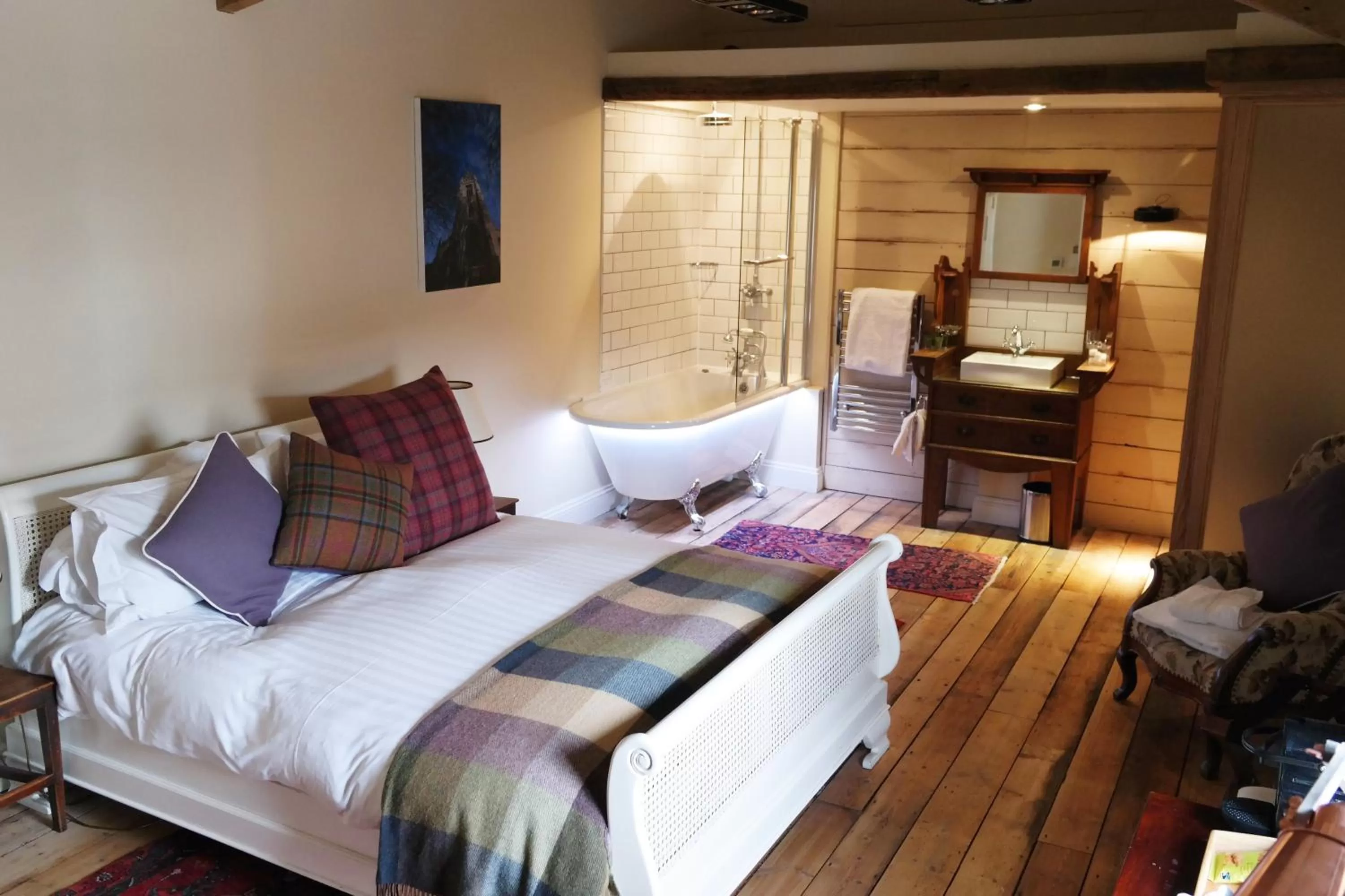 Photo of the whole room, Bed in The Cross Keys