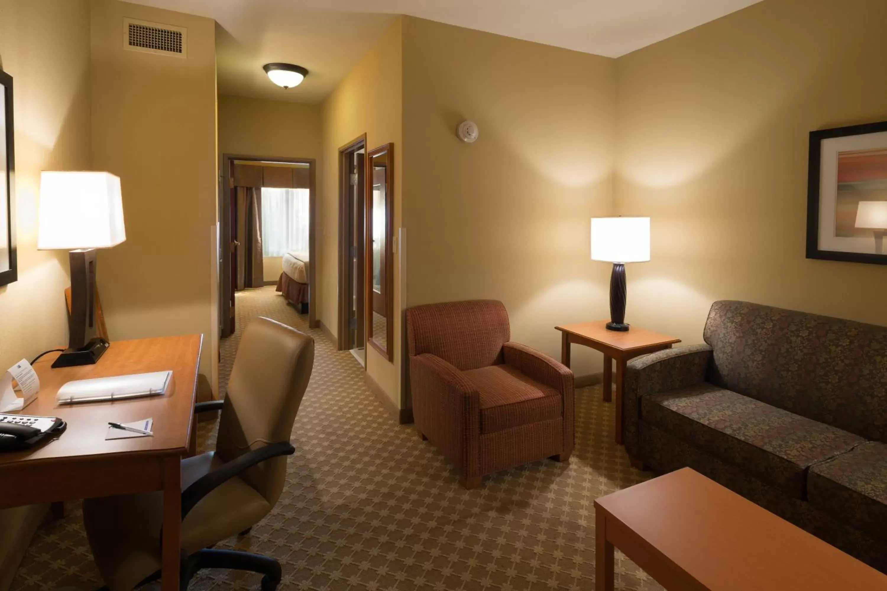 Photo of the whole room, Seating Area in Holiday Inn Express Hotel & Suites Chicago West Roselle, an IHG Hotel