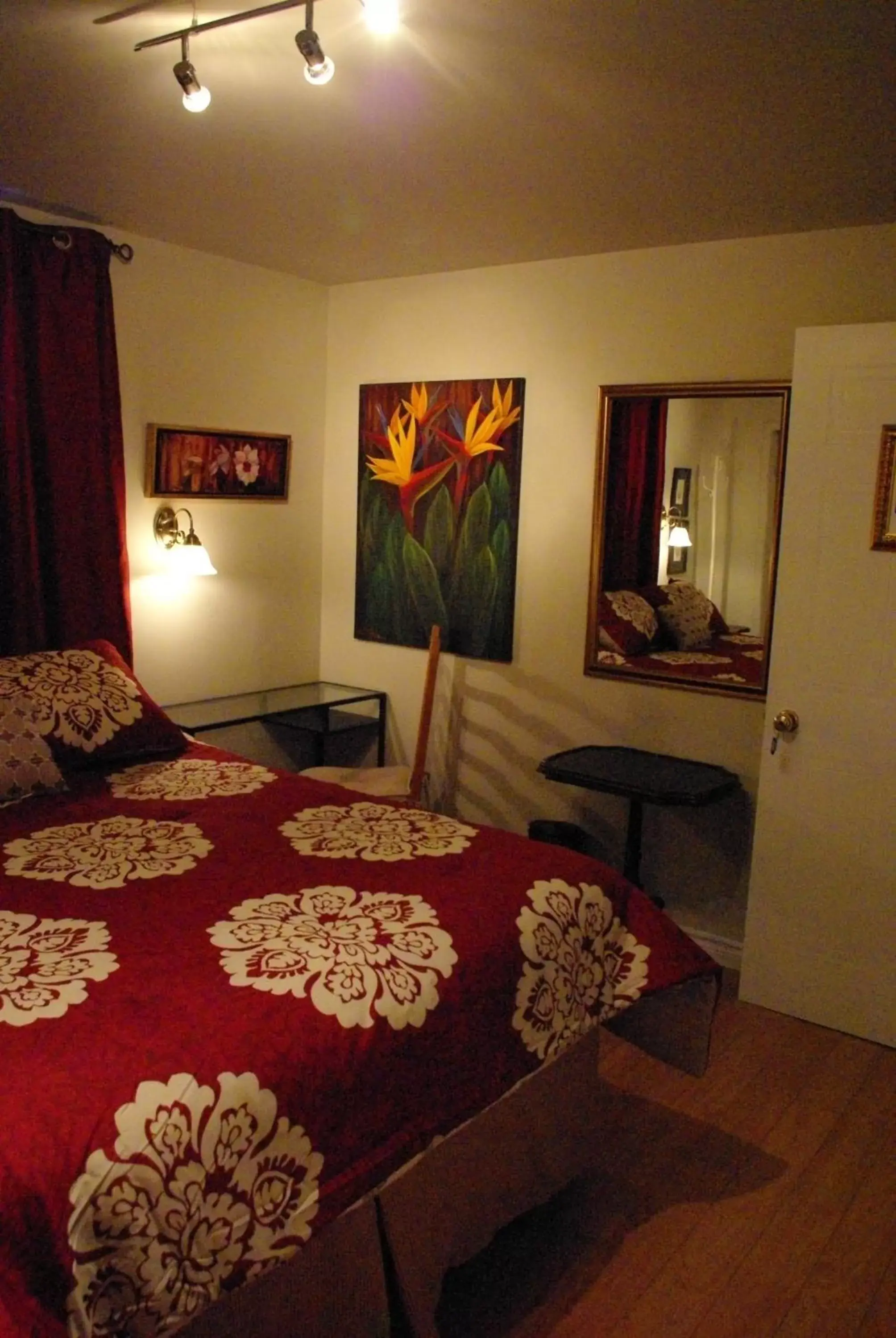 Photo of the whole room, Bed in Atelier Galerie Anne Drouin Peinture & Pension